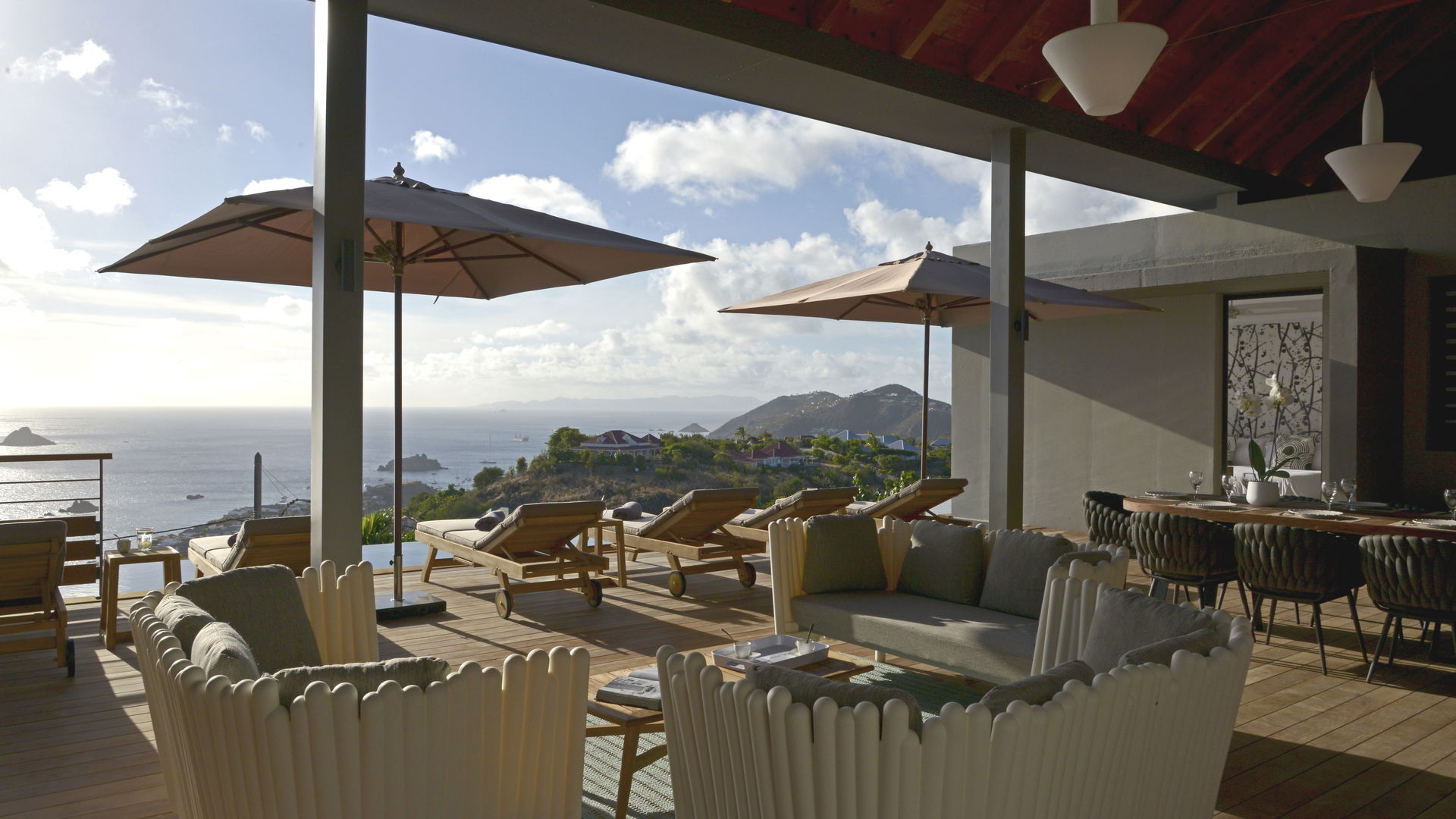 OUTDOOR LOUNGE AREA