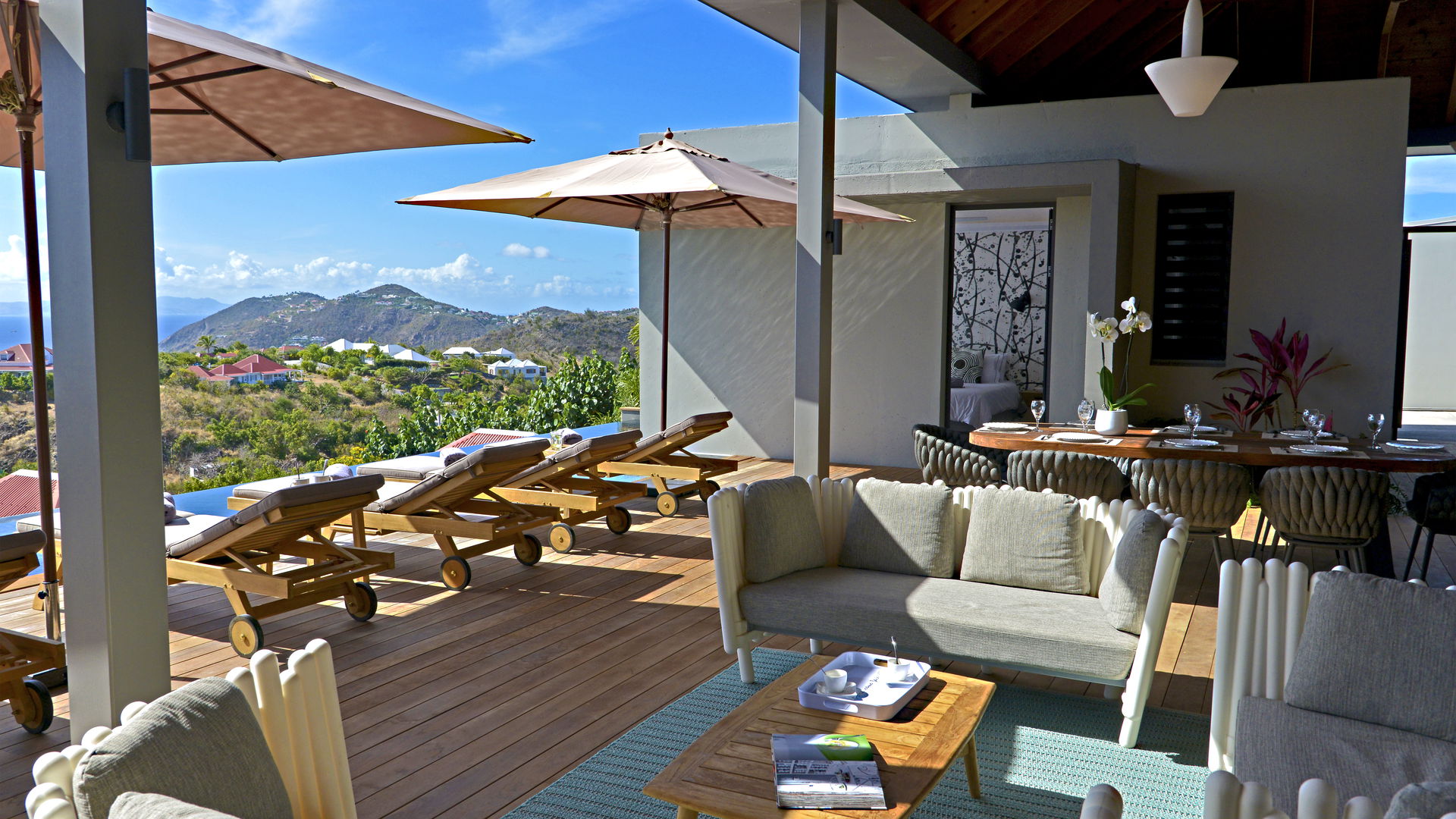 OUTDOOR LOUNGE AREA