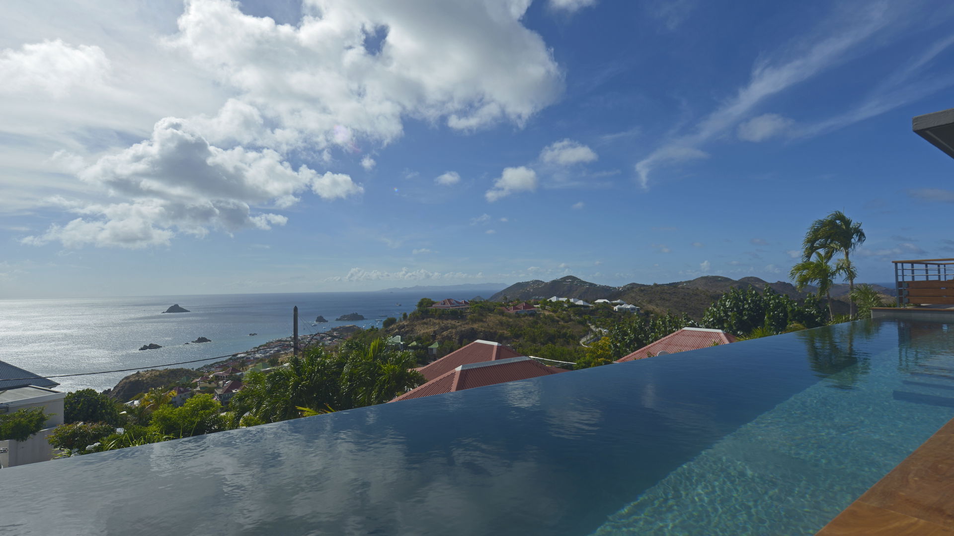 POOL & TERRACE