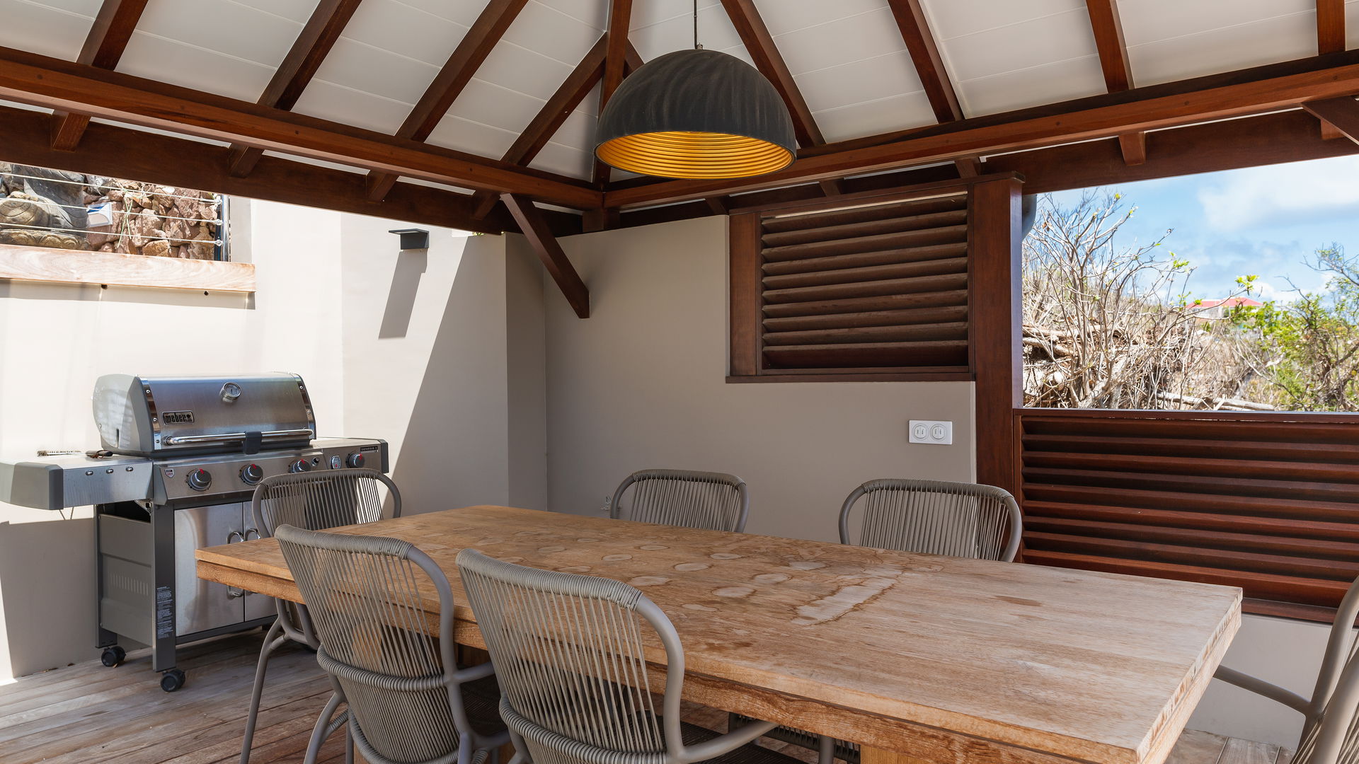 OUTDOOR DINING AREA