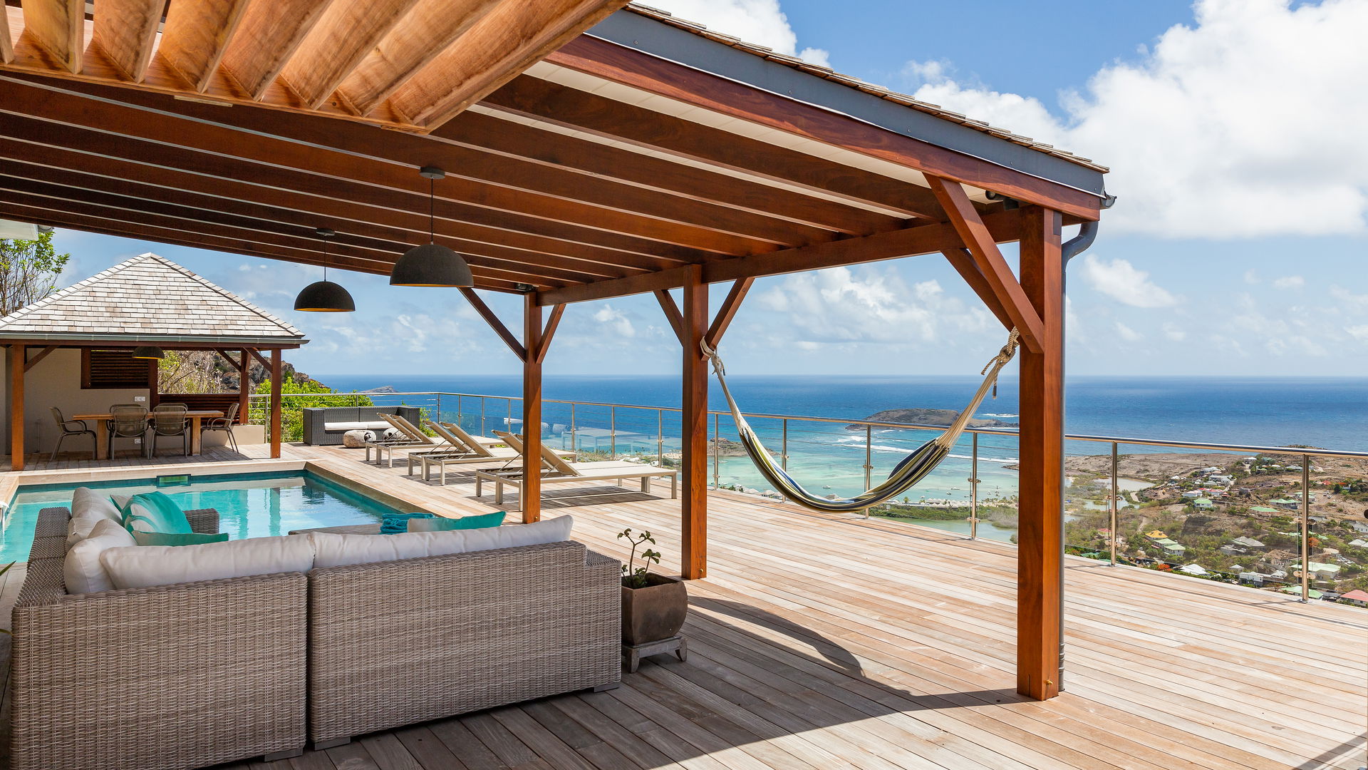 OUTDOOR LOUNGE AREA
