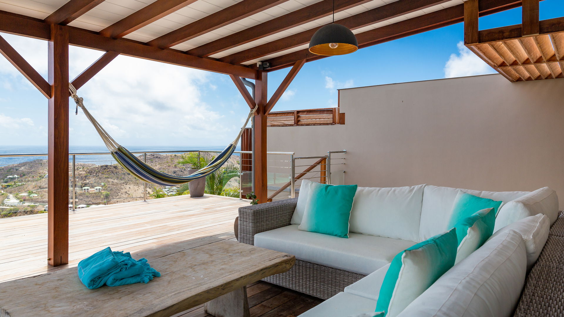 OUTDOOR LOUNGE AREA