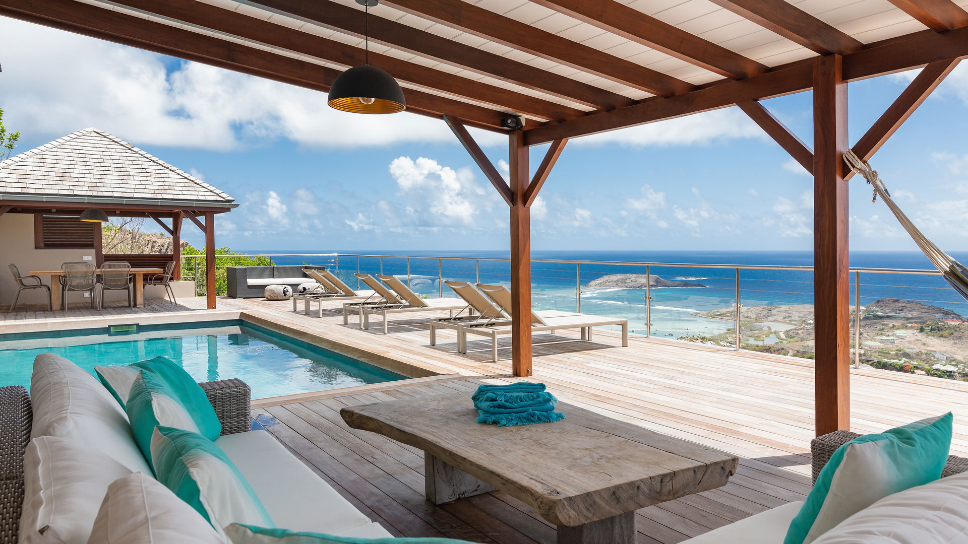 OUTDOOR LOUNGE AREA