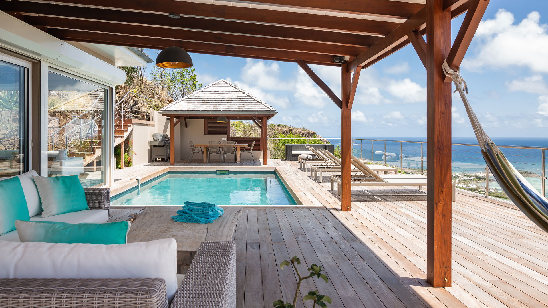 OUTDOOR LOUNGE AREA