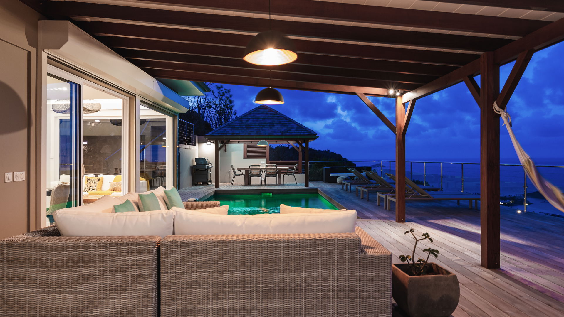 OUTDOOR LOUNGE AREA