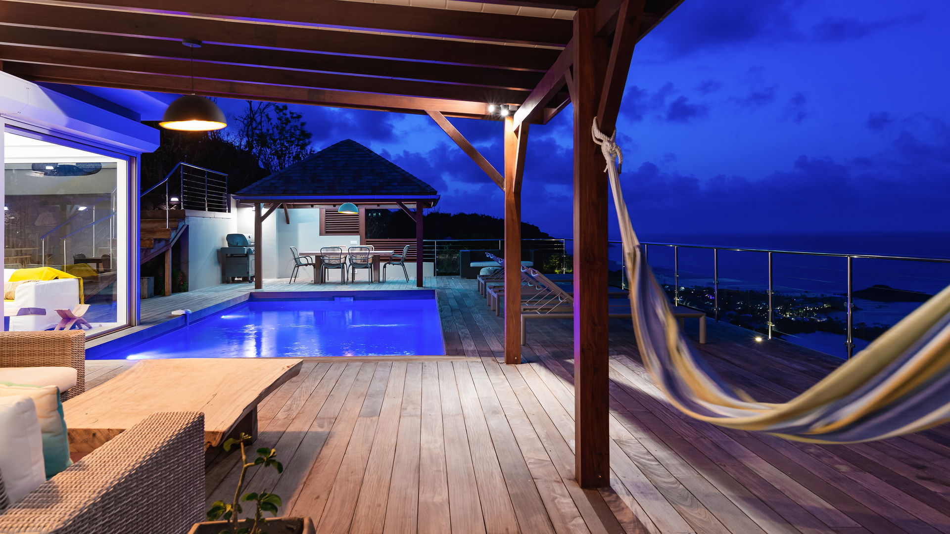 OUTDOOR LOUNGE AREA