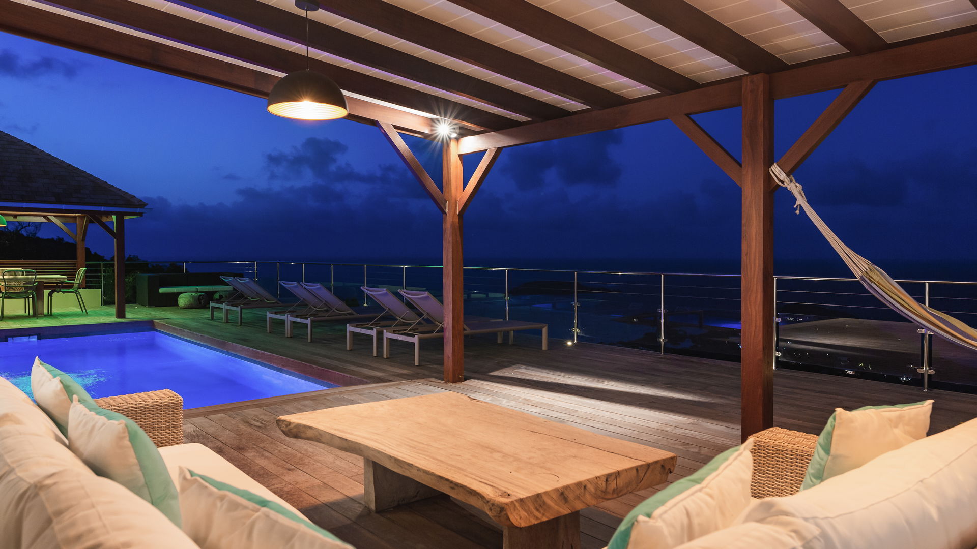 OUTDOOR LOUNGE AREA