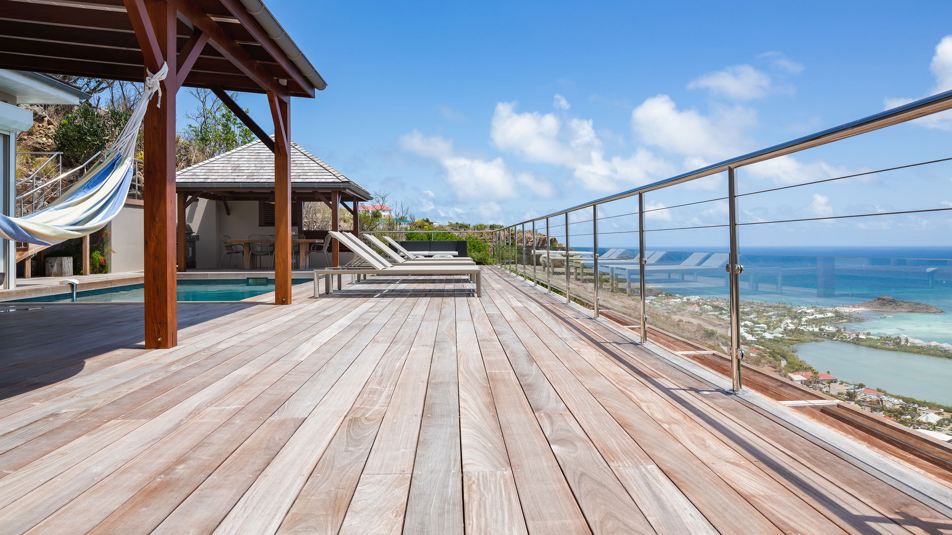 POOL & TERRACE