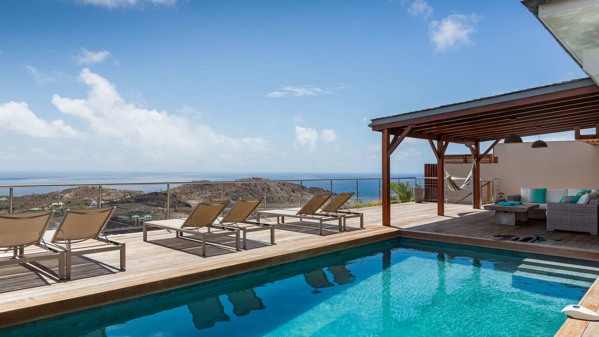 POOL & TERRACE