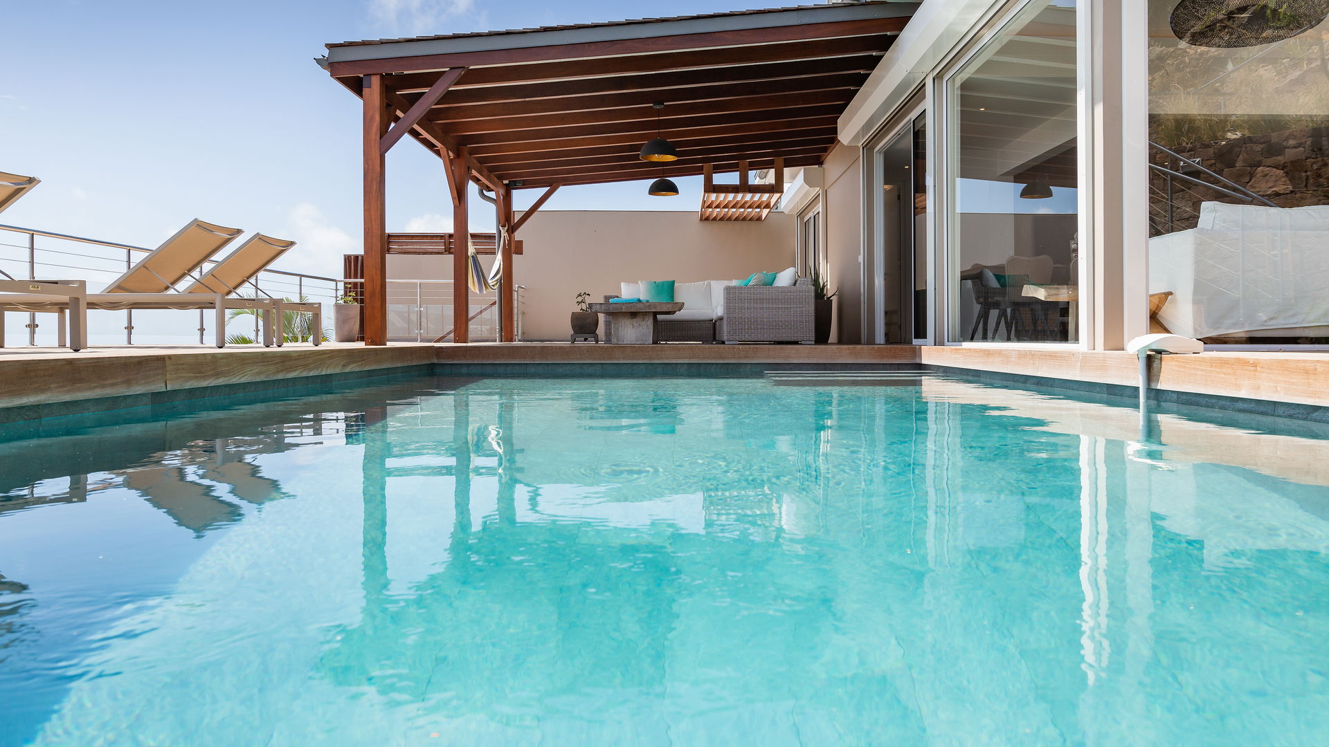 POOL & TERRACE