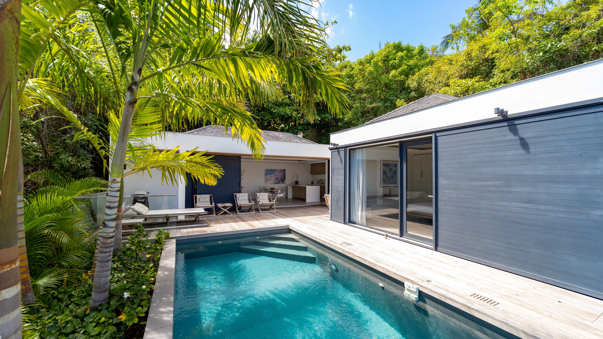 POOL & TERRACE