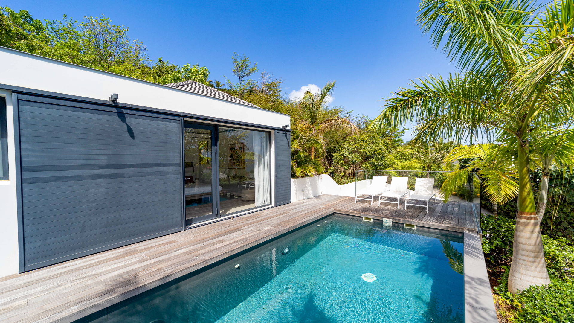 POOL & TERRACE