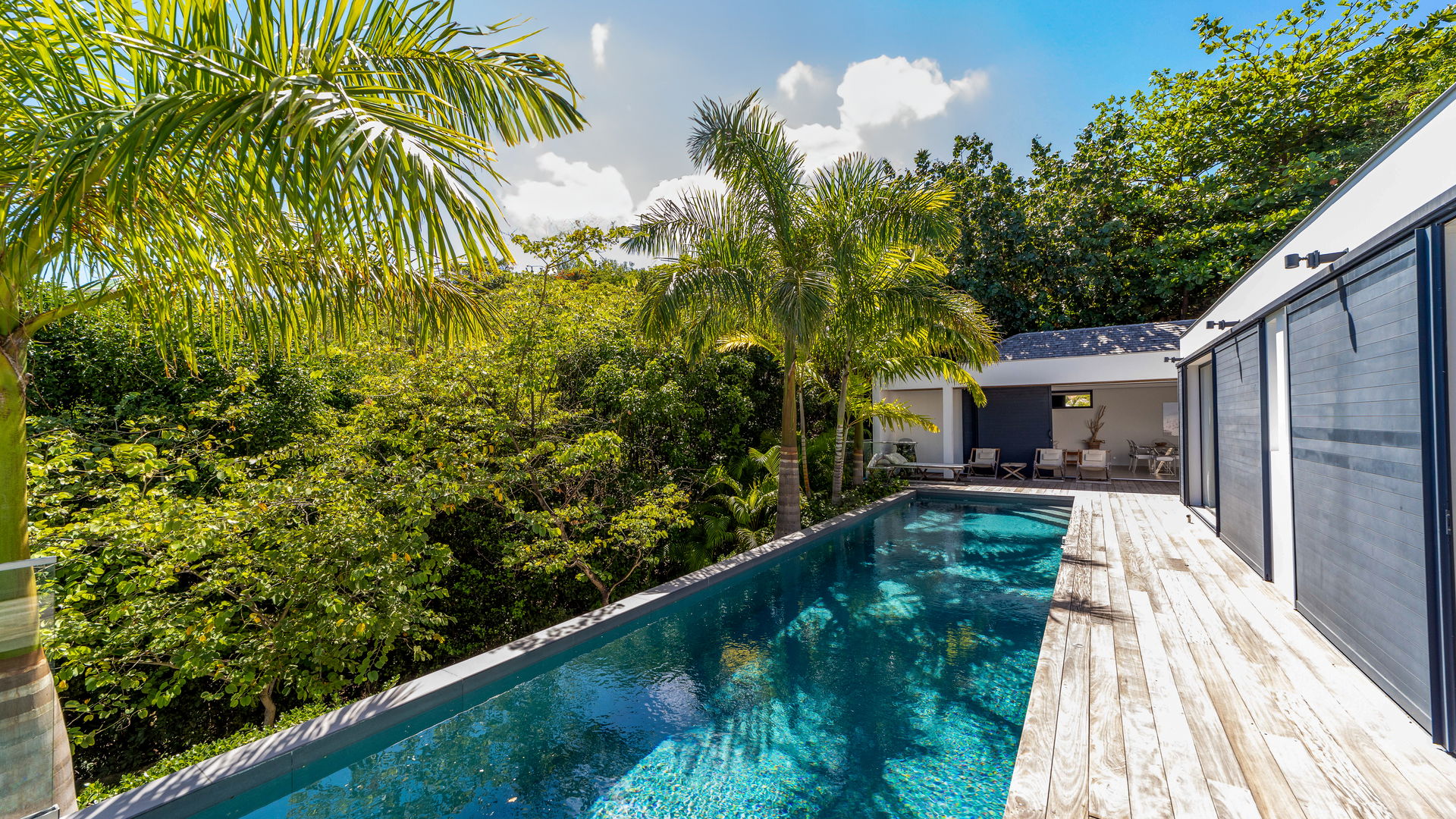 POOL & TERRACE