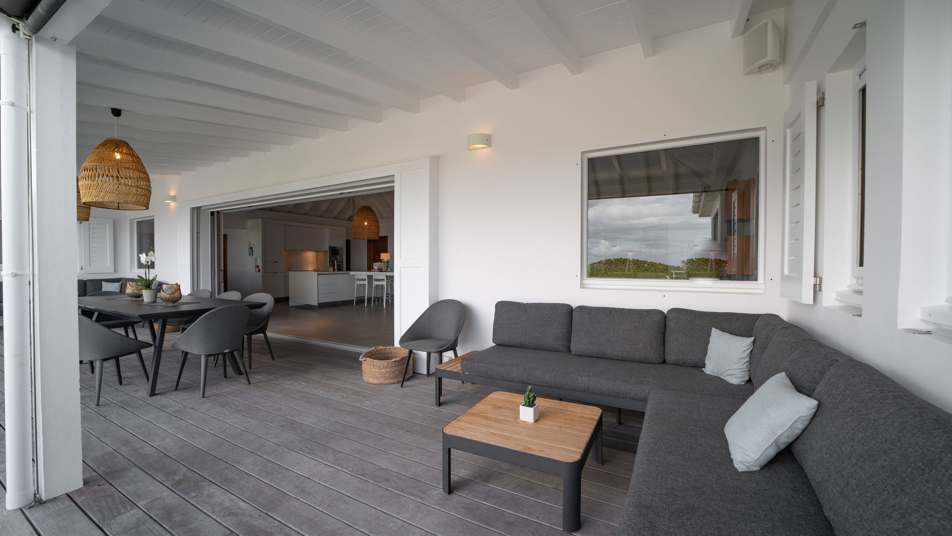 POOL & TERRACE
