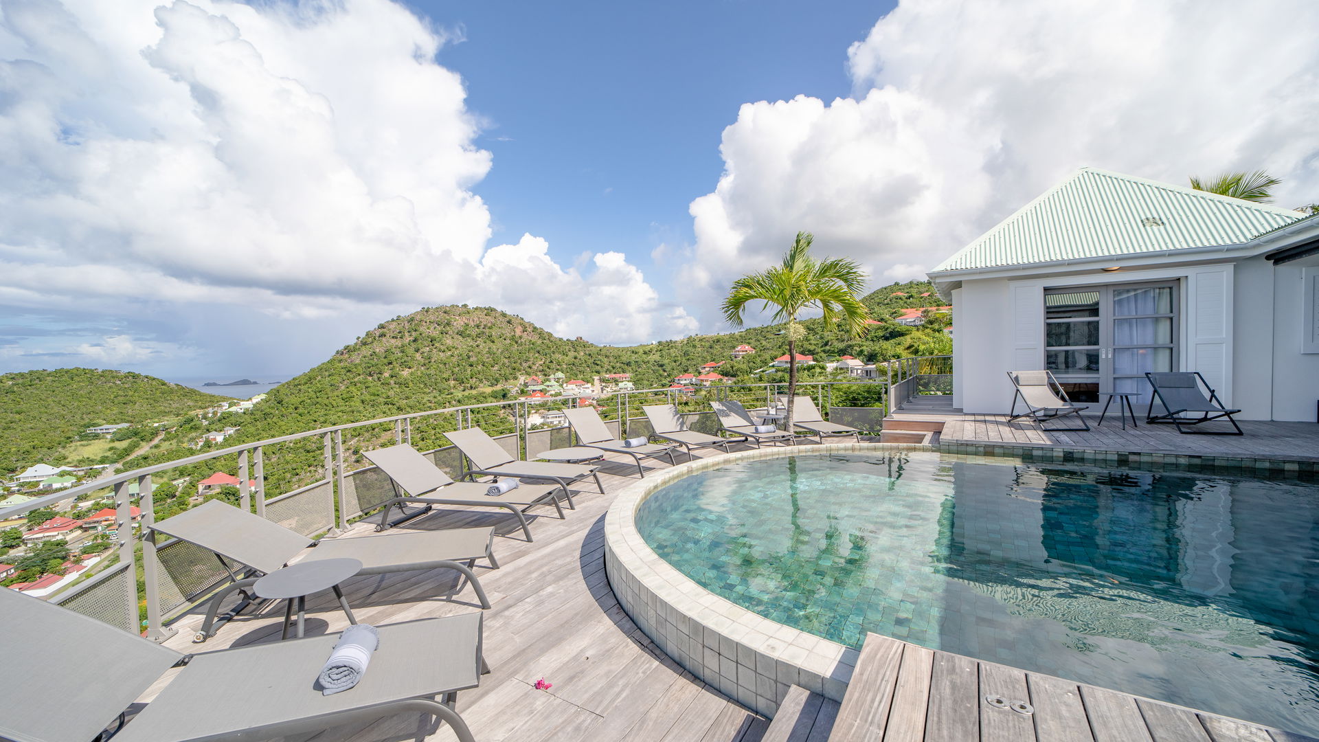 POOL & TERRACE