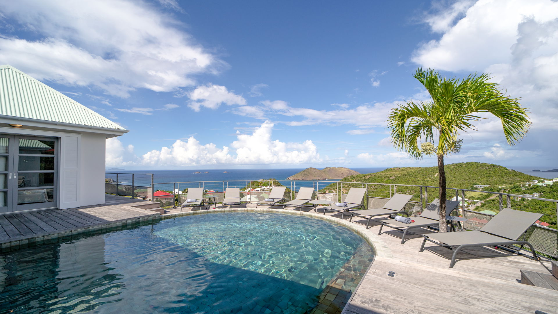POOL & TERRACE