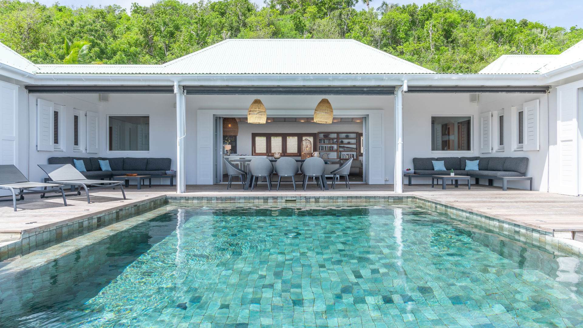 POOL & TERRACE