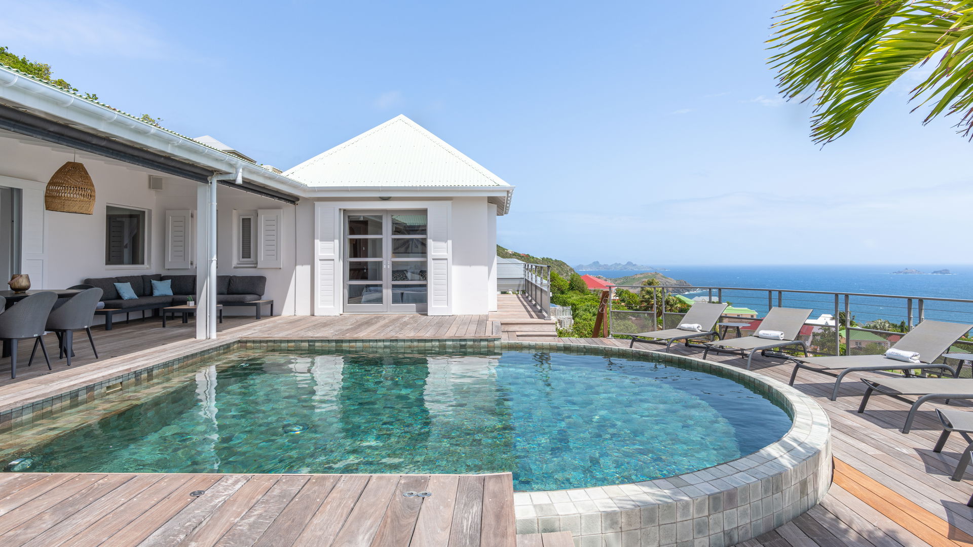 POOL & TERRACE