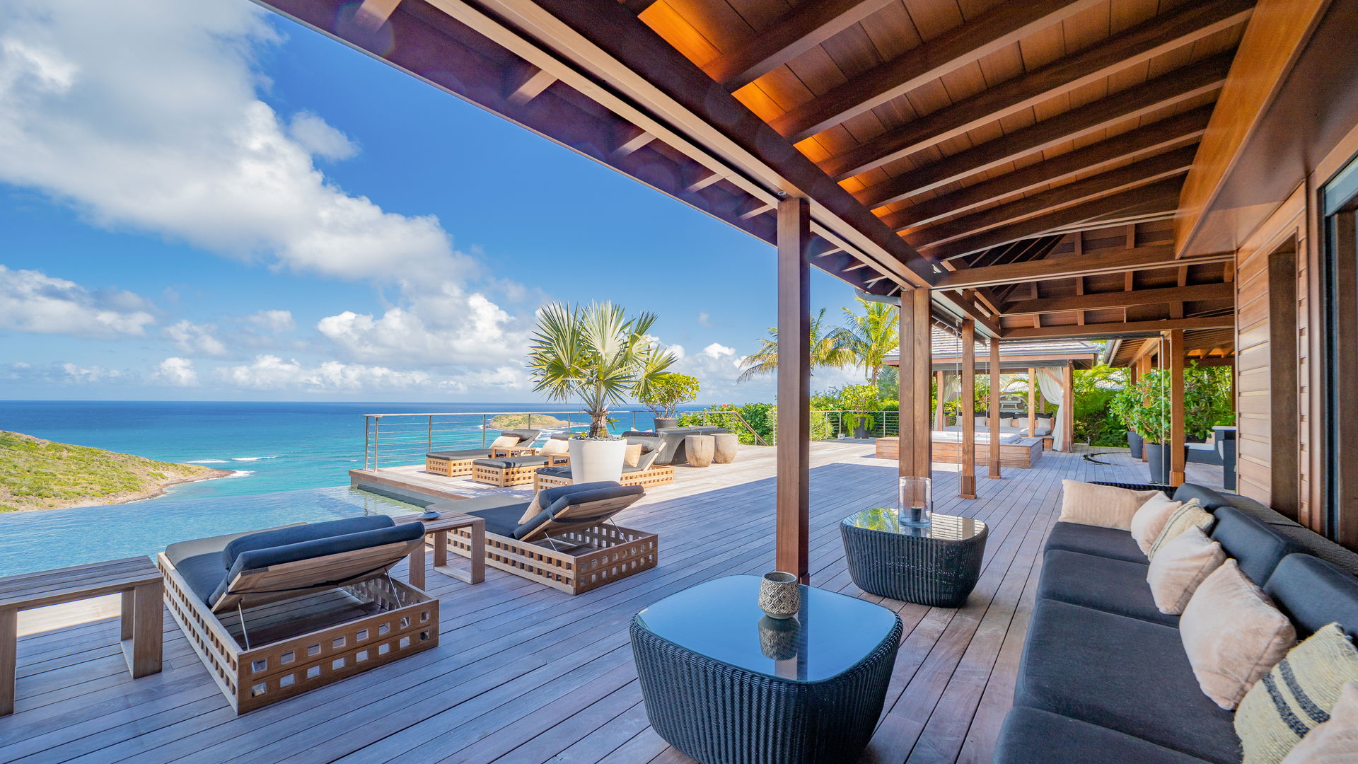 JACUZZI & LOUNGE AREAS