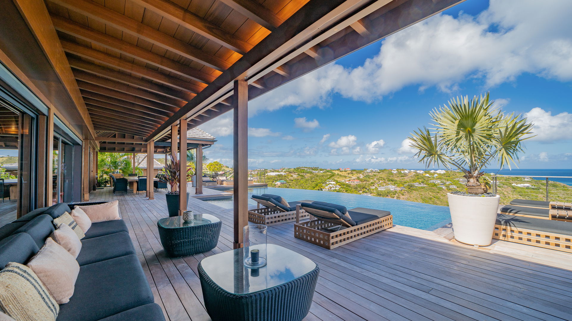 JACUZZI & LOUNGE AREAS