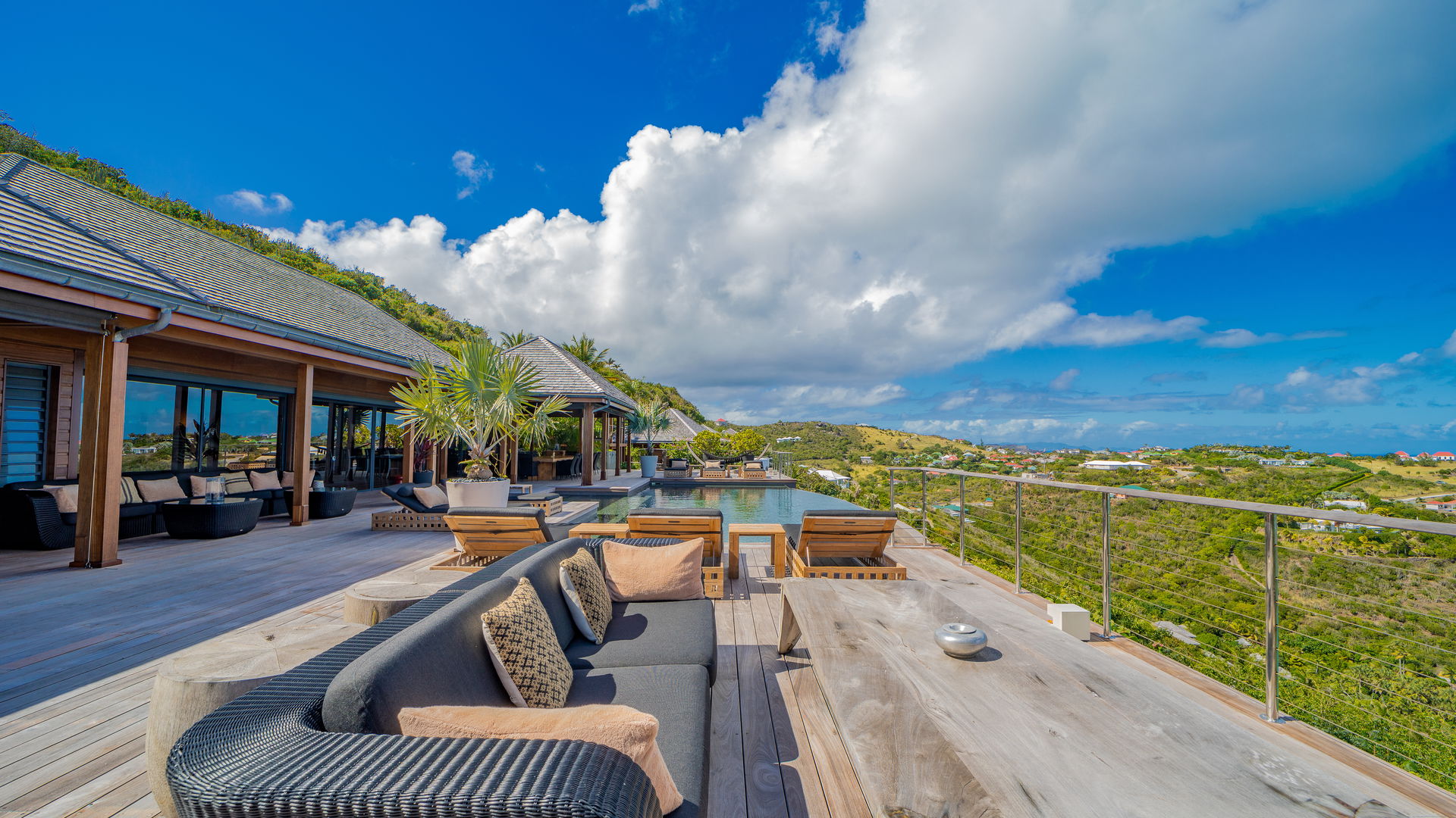 JACUZZI & LOUNGE AREAS