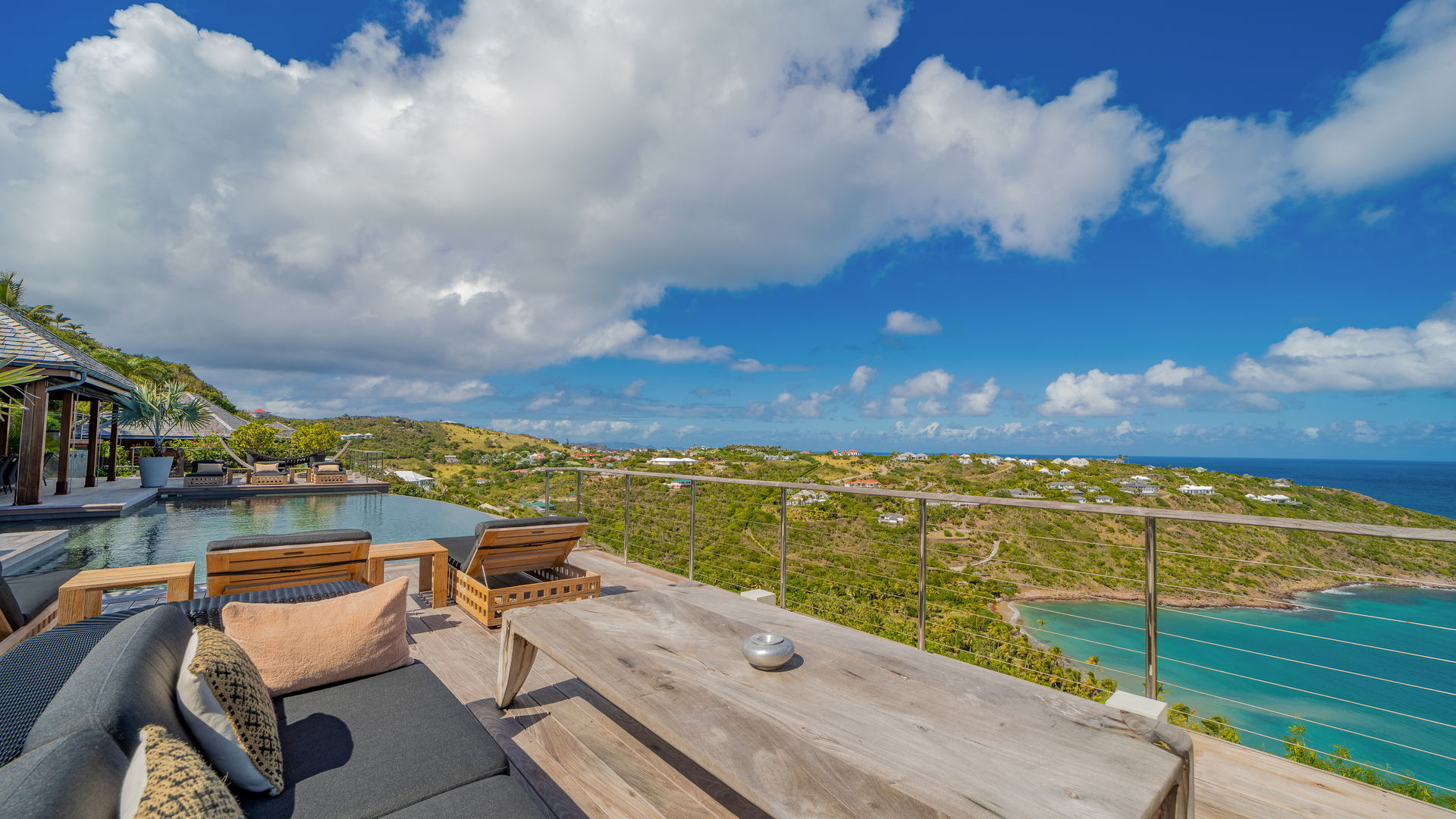 JACUZZI & LOUNGE AREAS