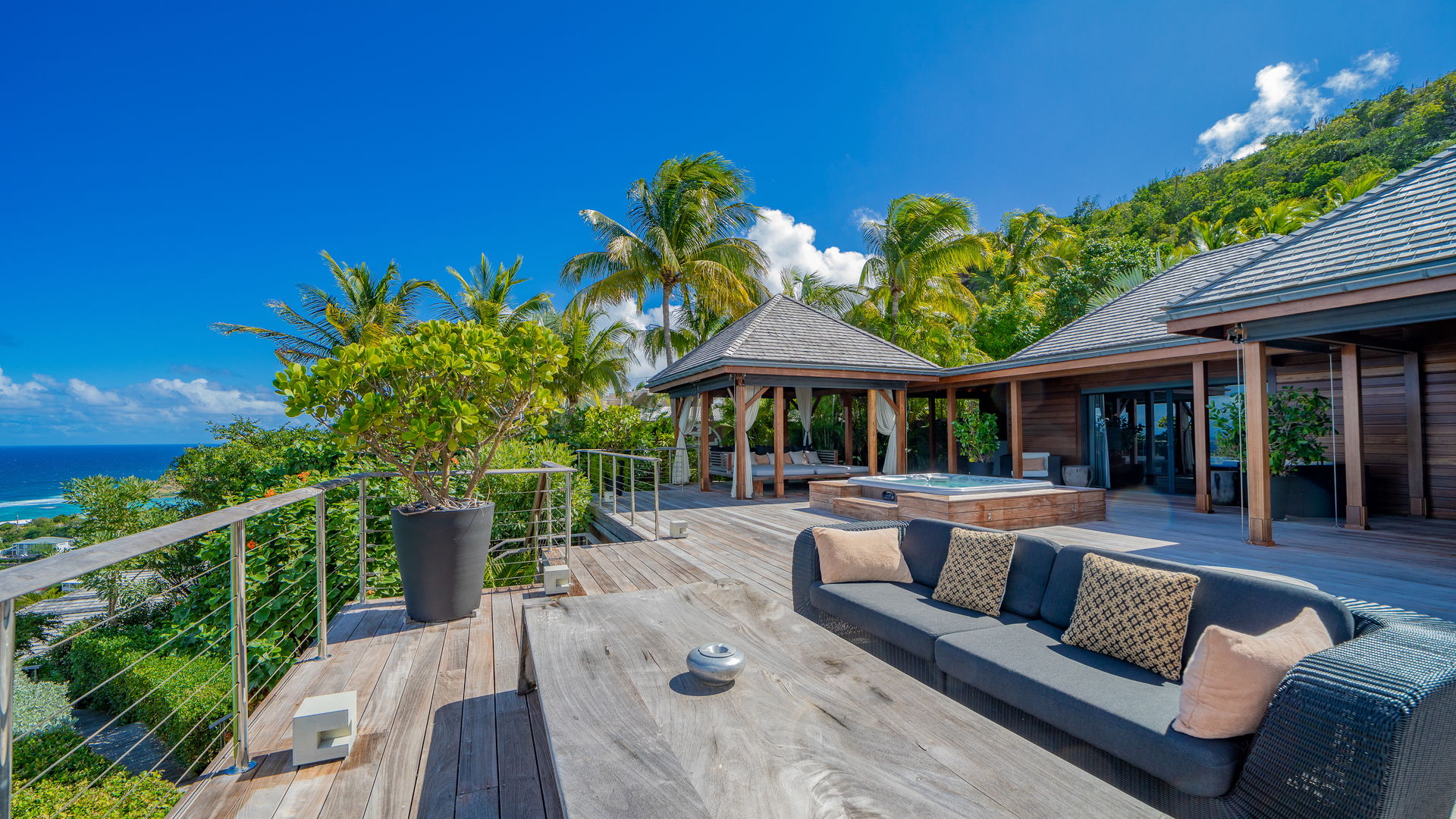 JACUZZI & LOUNGE AREAS