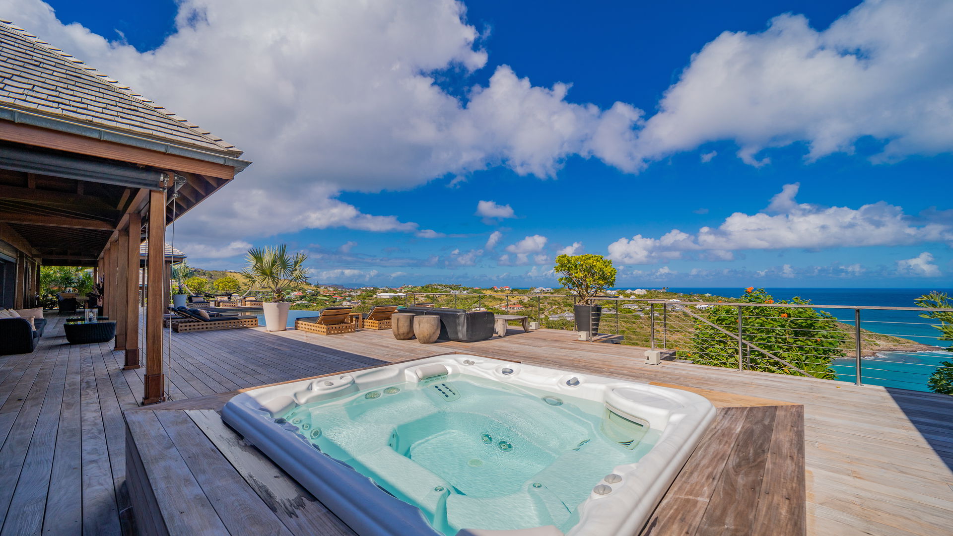 JACUZZI & LOUNGE AREAS