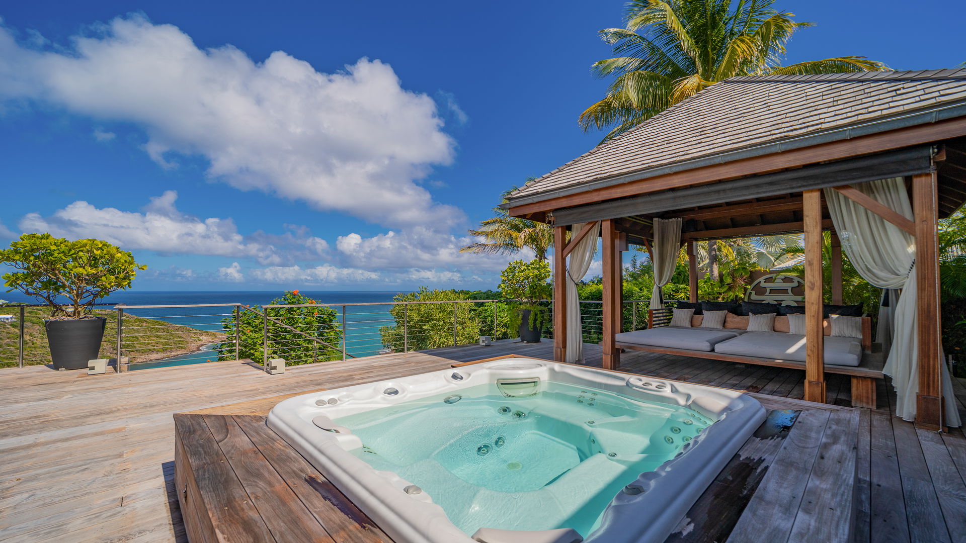 JACUZZI & LOUNGE AREAS
