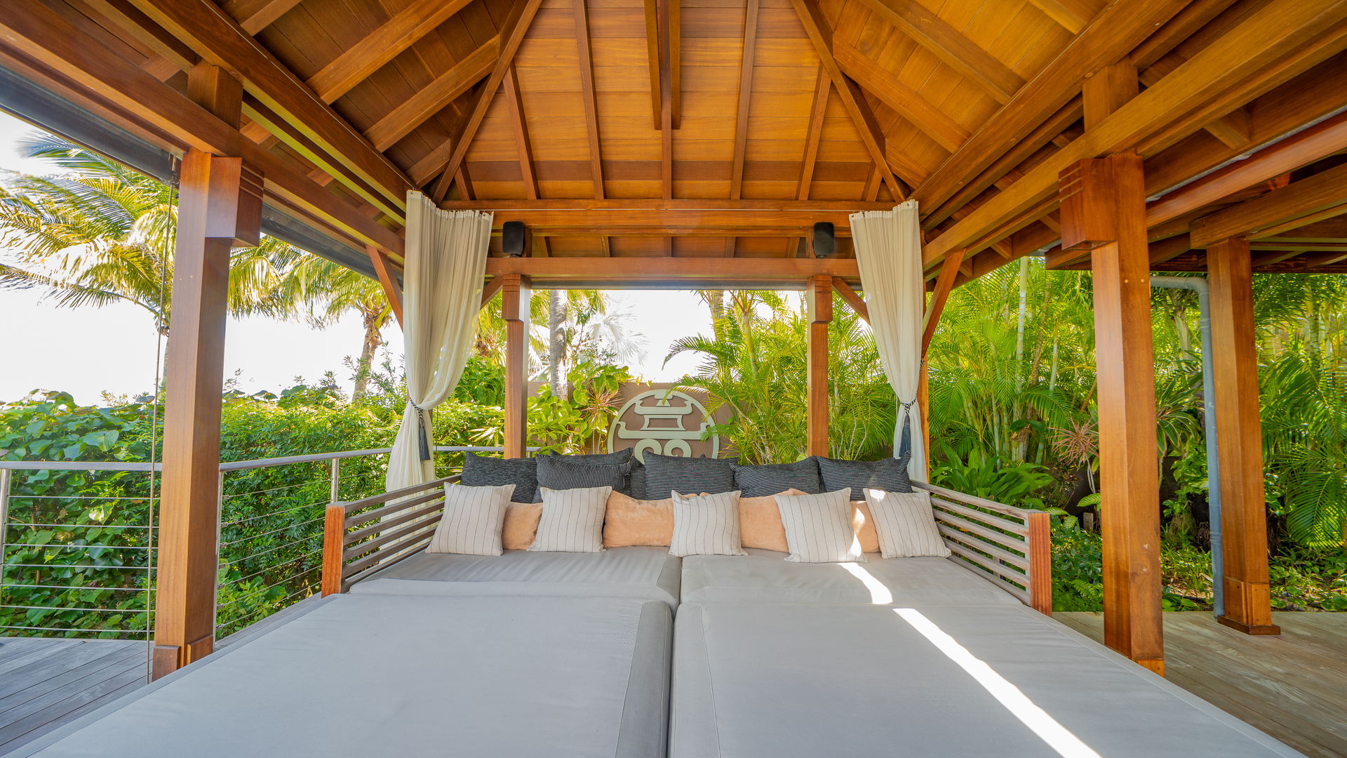 JACUZZI & LOUNGE AREAS
