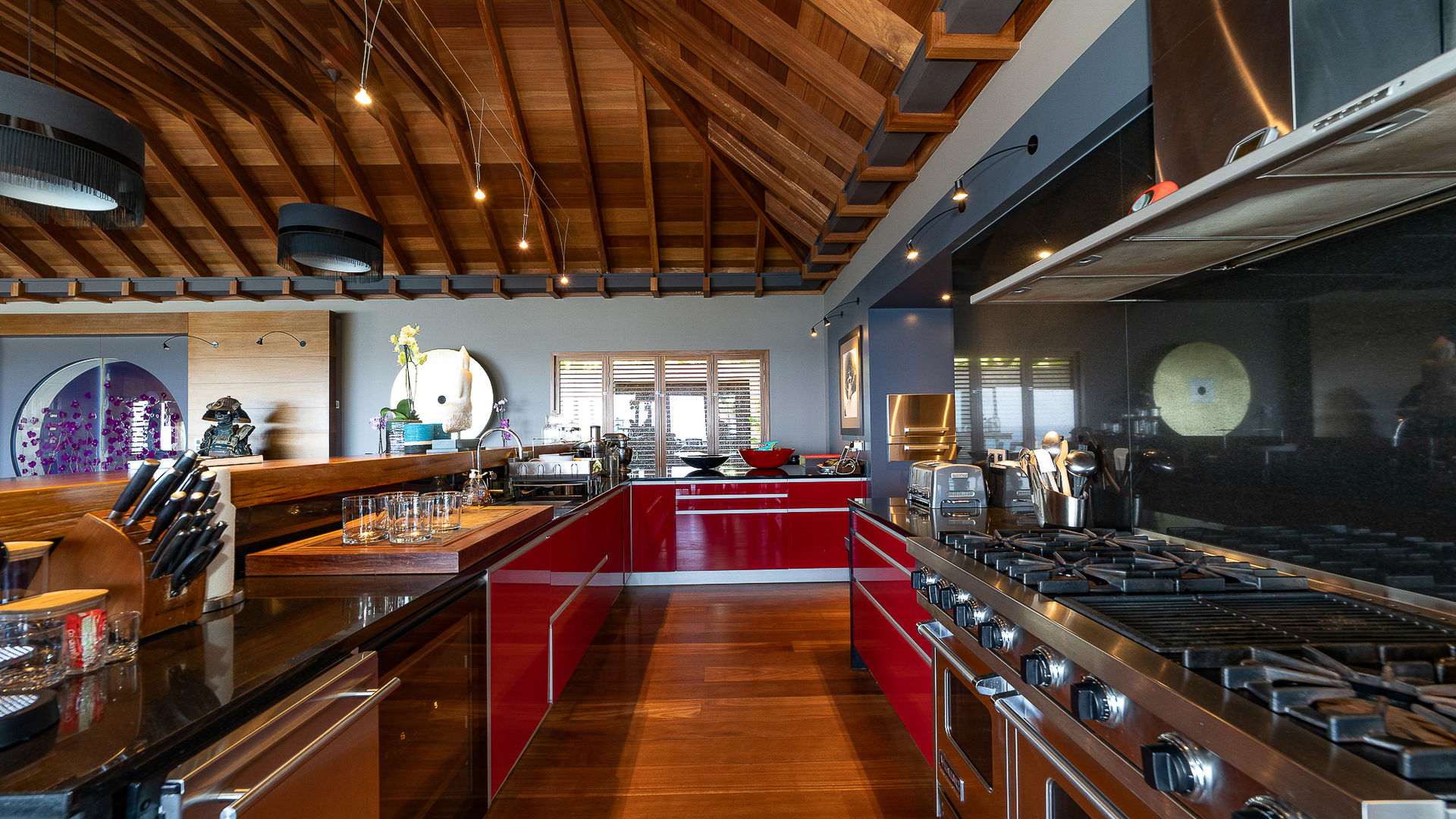 KITCHEN & DINING AREA