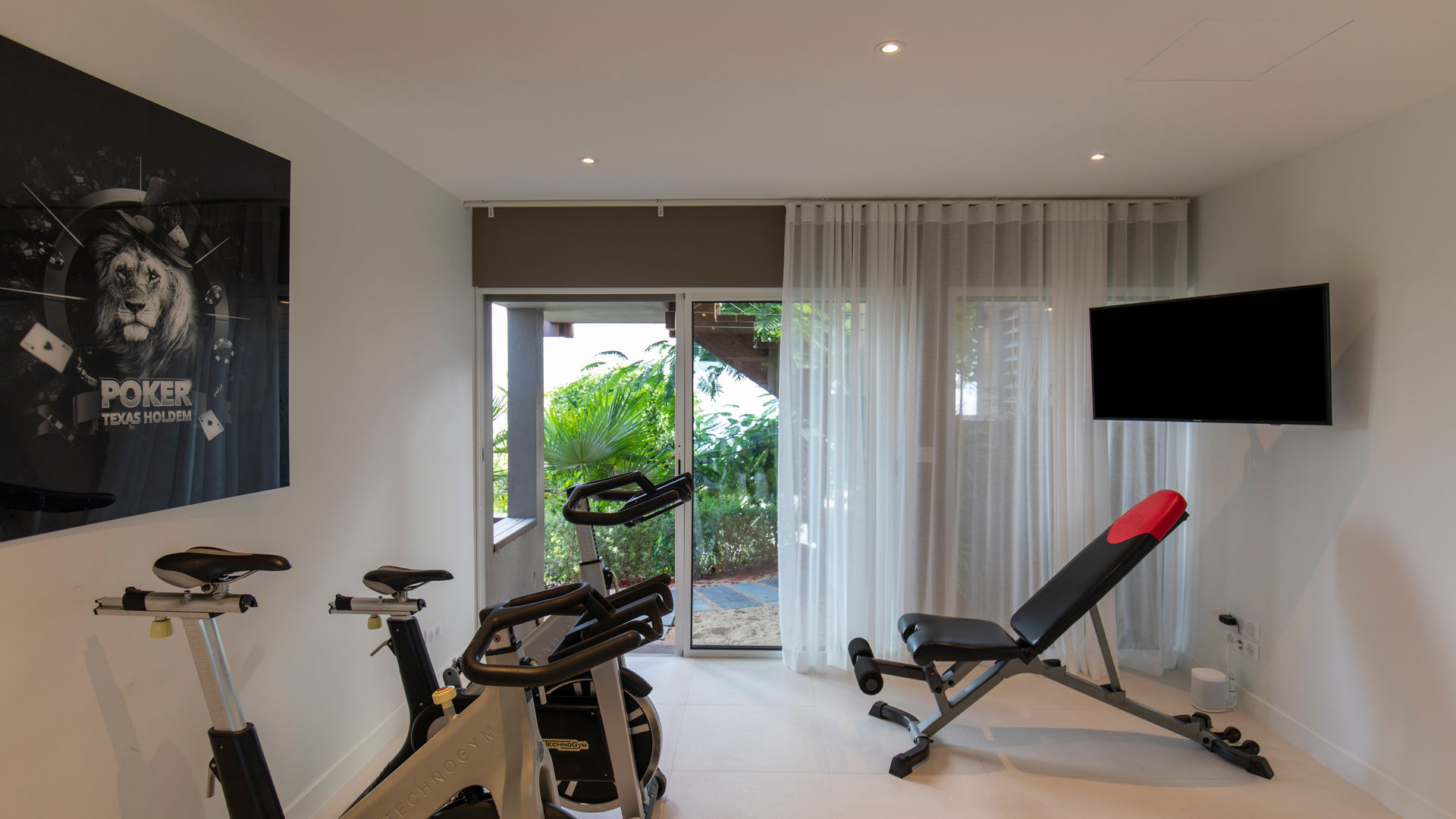 FITNESS ROOM
