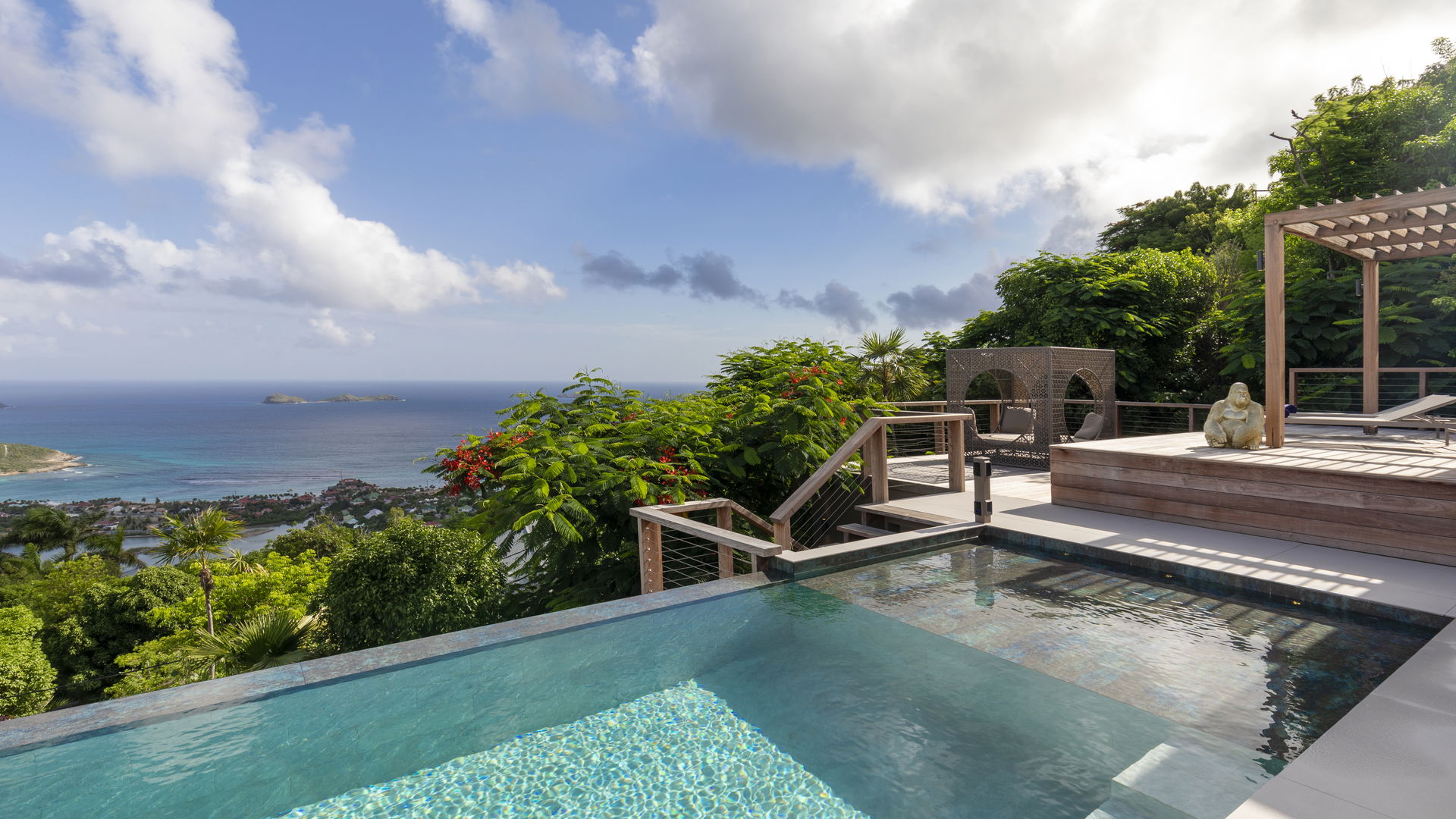 POOL & TERRACE