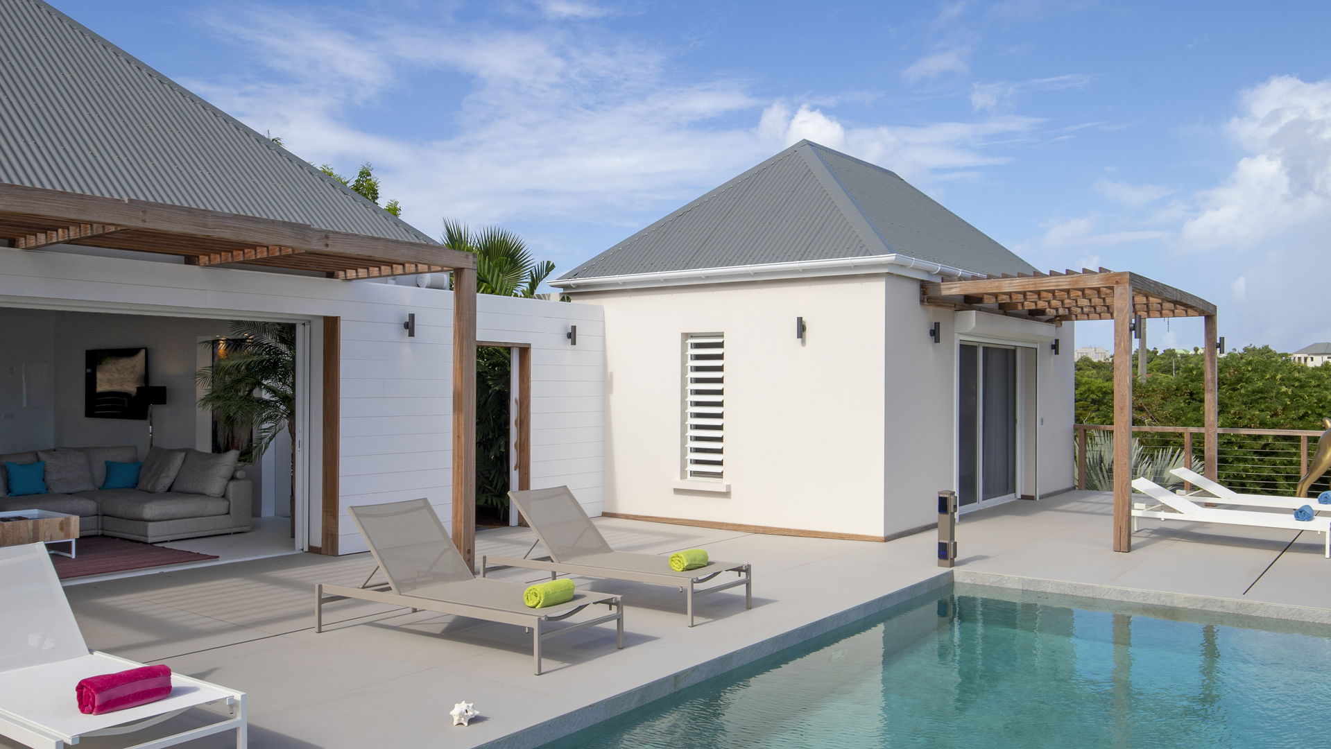 POOL & TERRACE