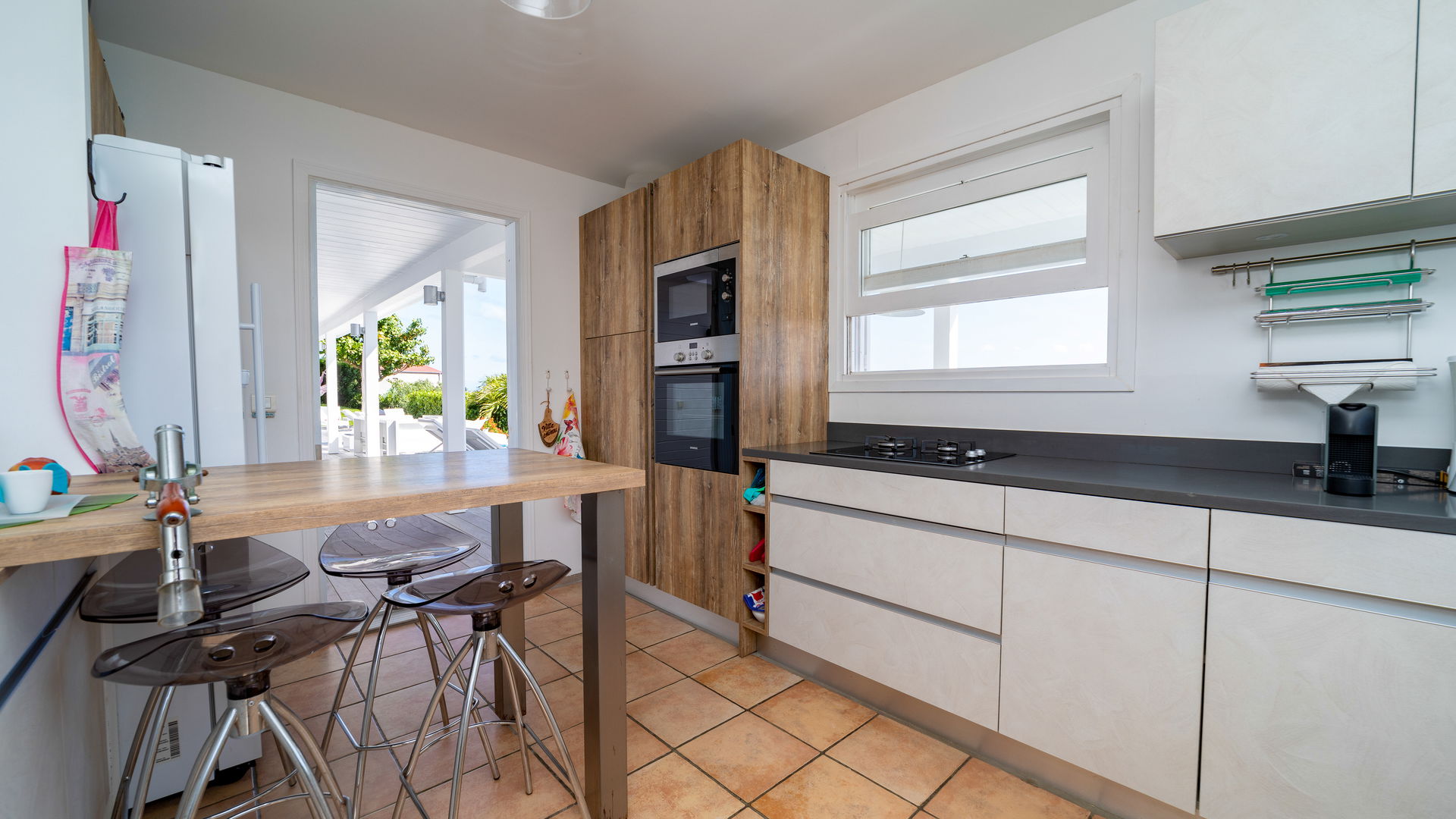 KITCHEN & DINING AREA