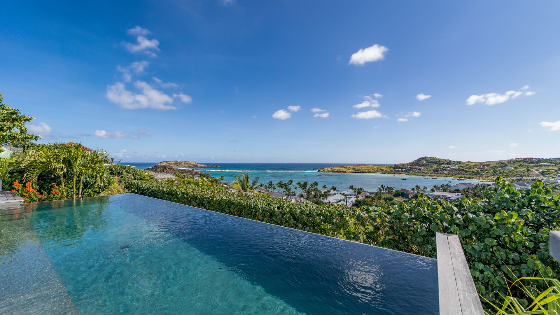 POOL & TERRACE