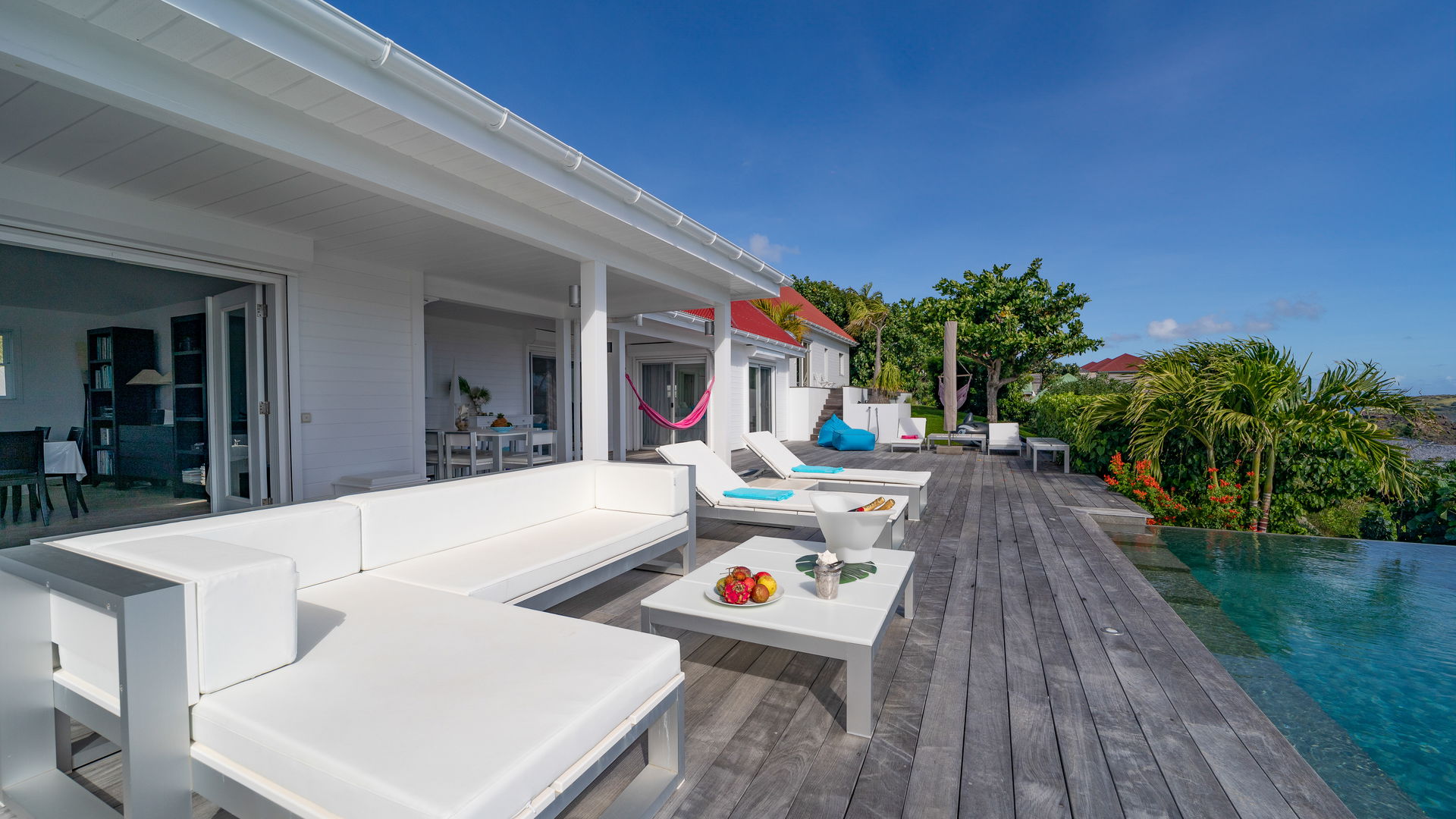 POOL & TERRACE