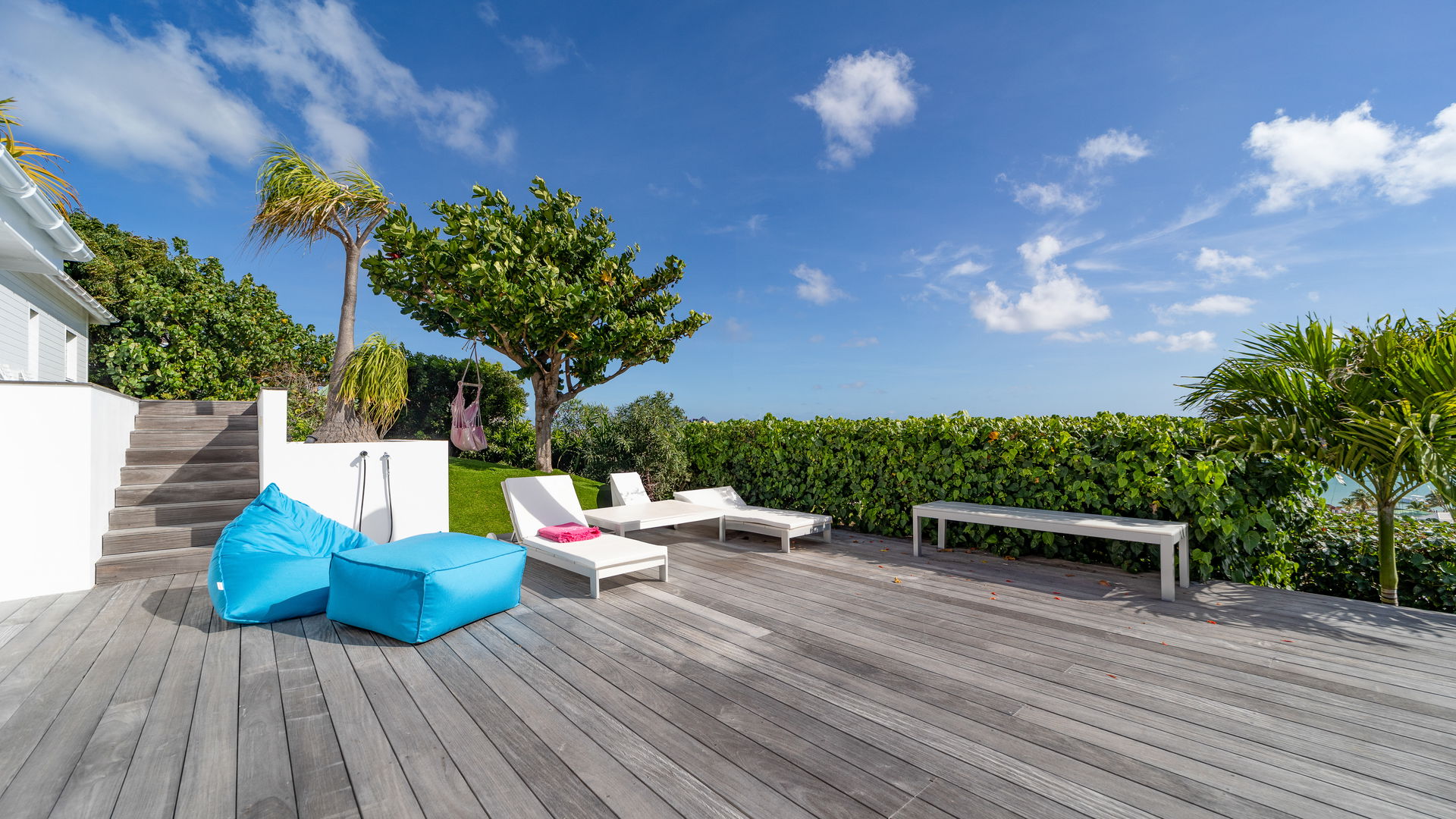 POOL & TERRACE