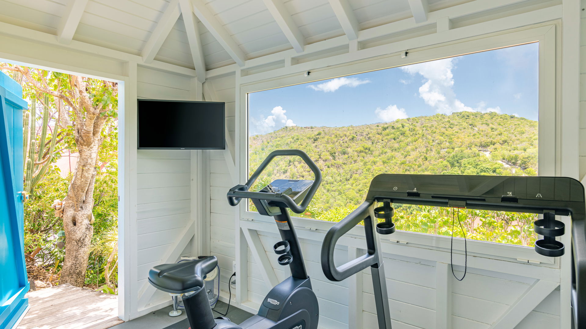 FITNESS AREA & JACUZZI