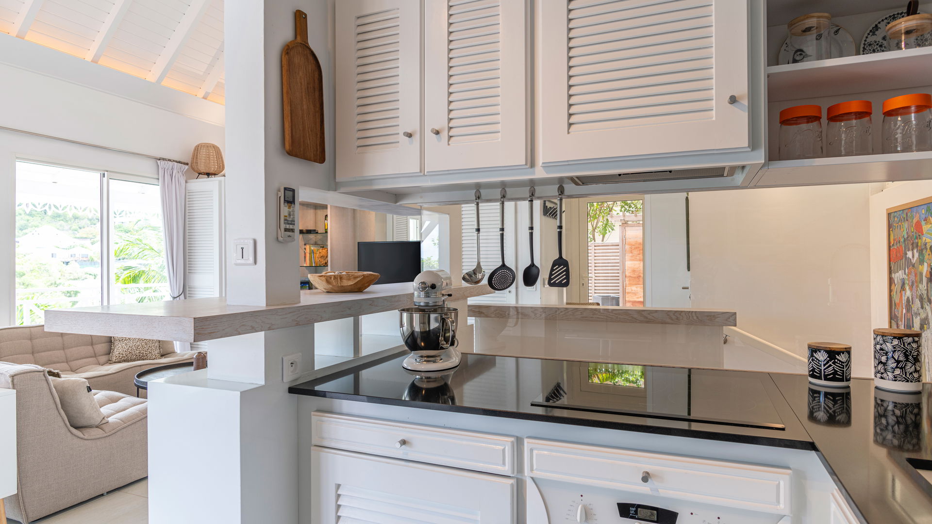 KITCHEN & DINING AREA