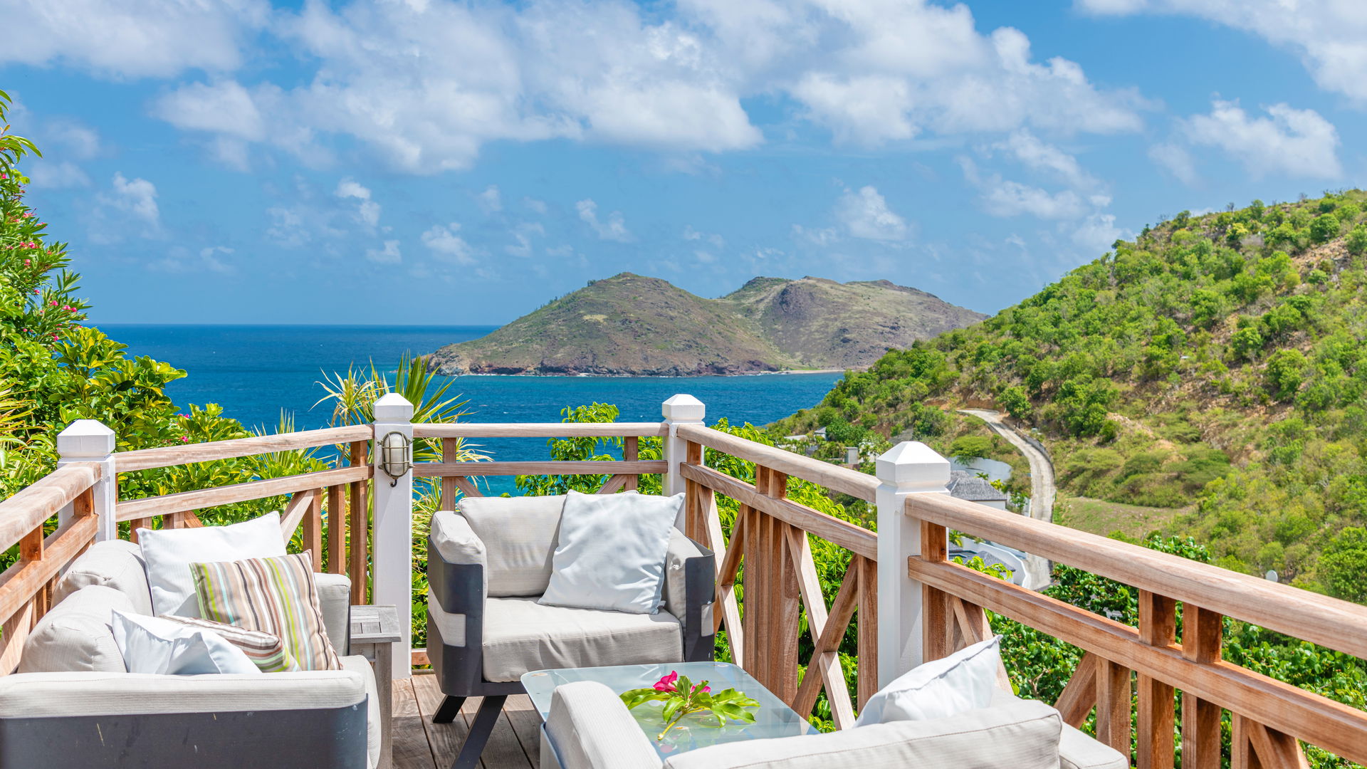OUTDOOR LOUNGE AREA