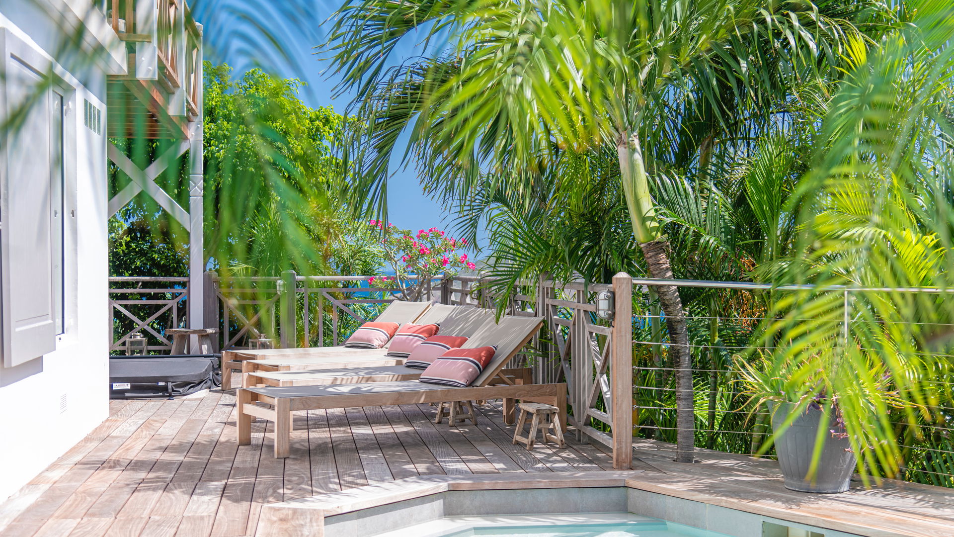 POOL & TERRACE