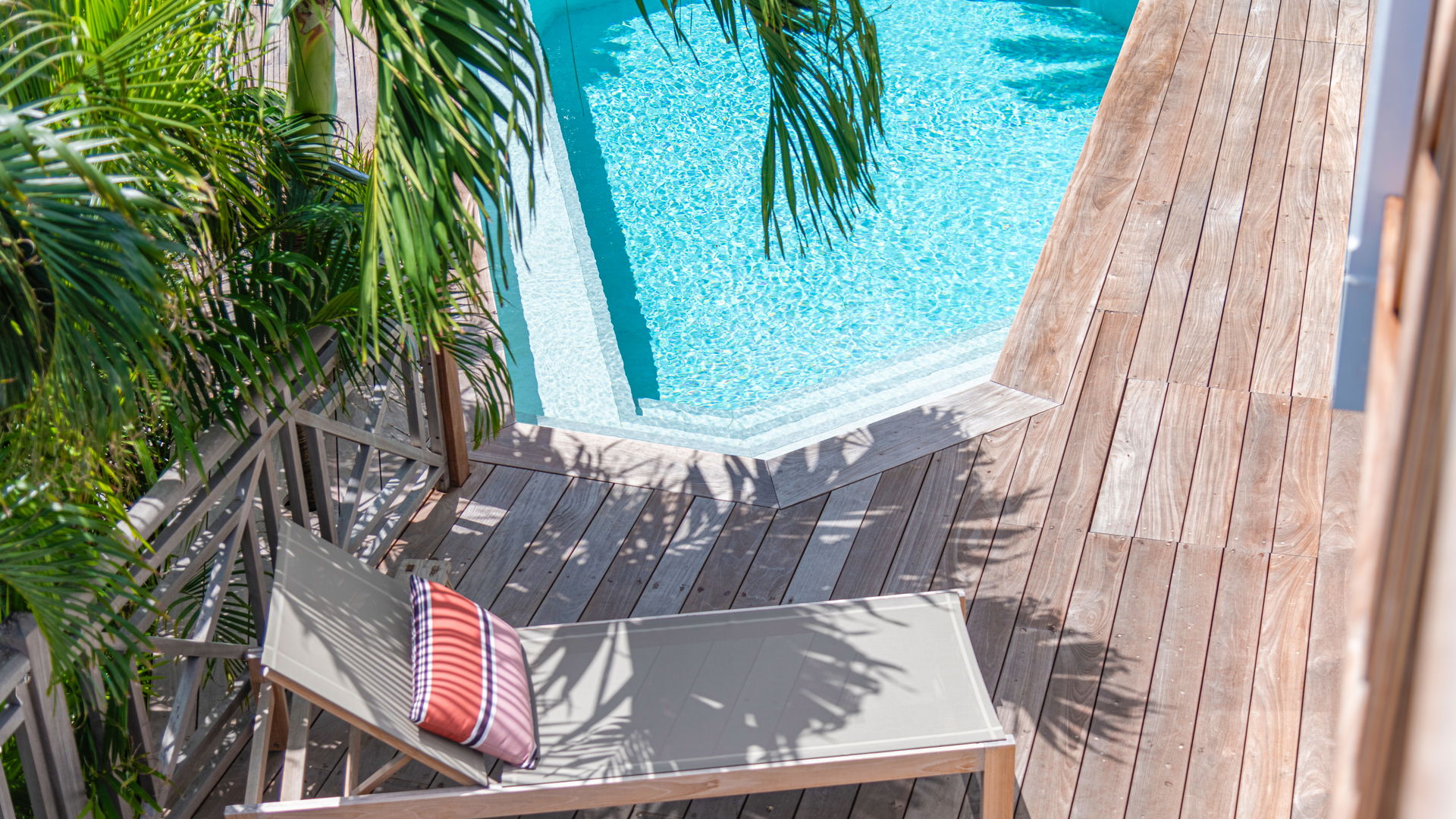 POOL & TERRACE