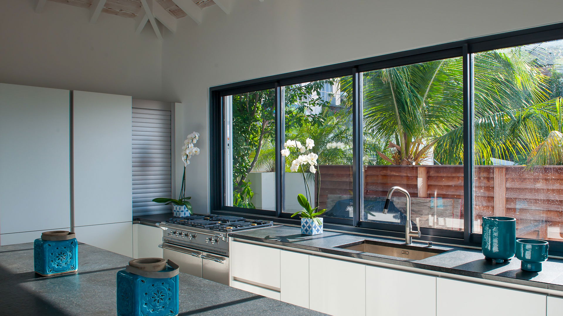 KITCHEN & DINING AREA