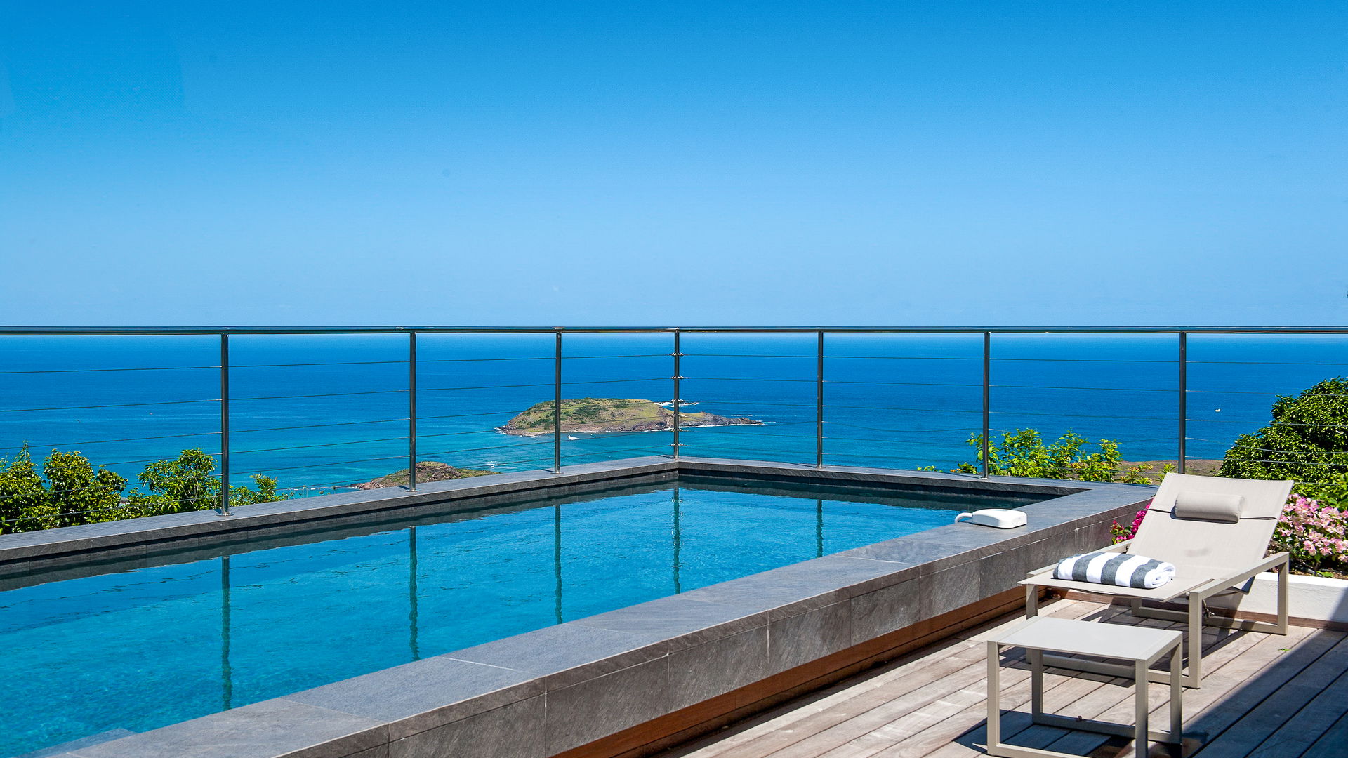 POOL & TERRACE