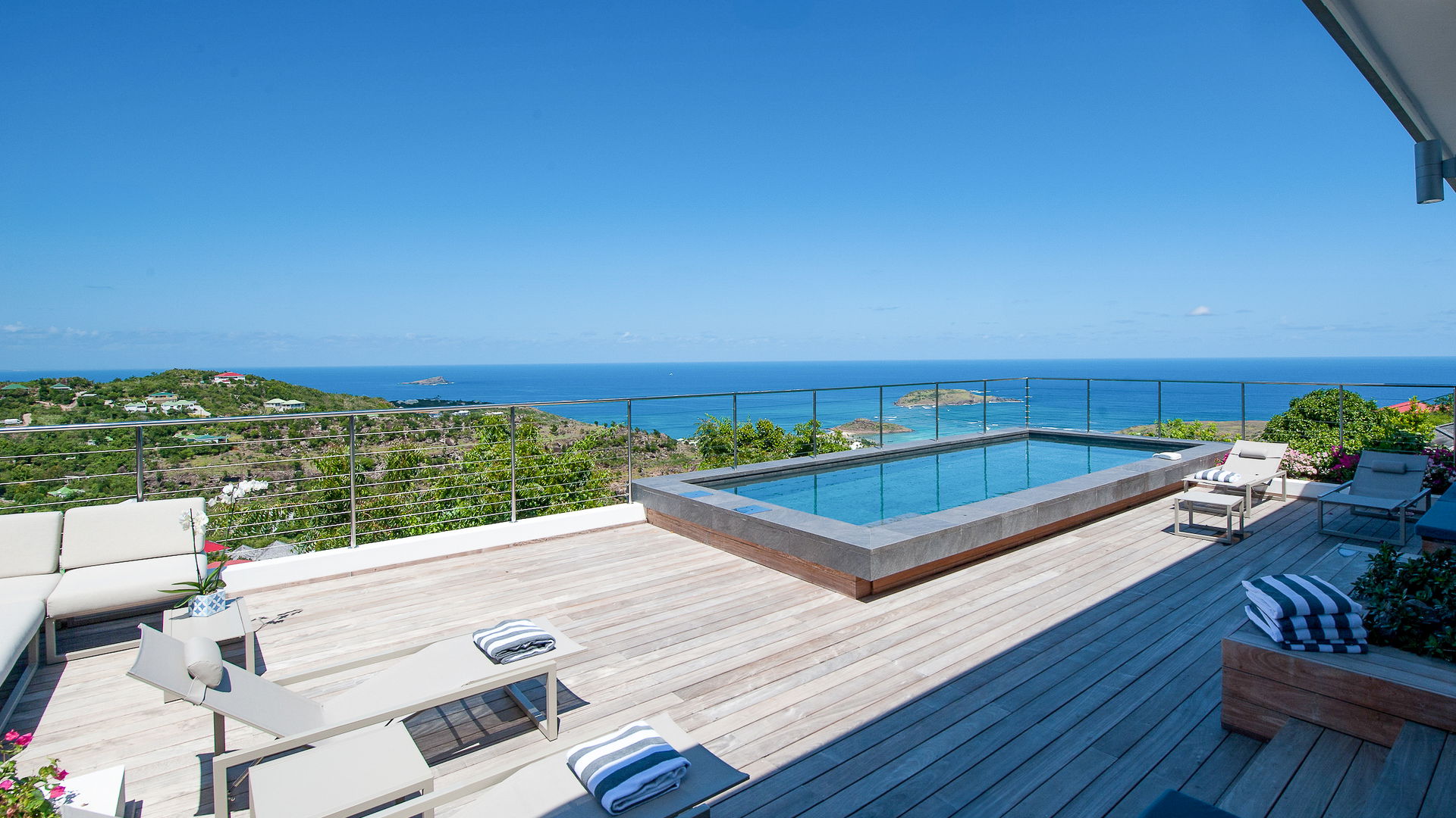 POOL & TERRACE