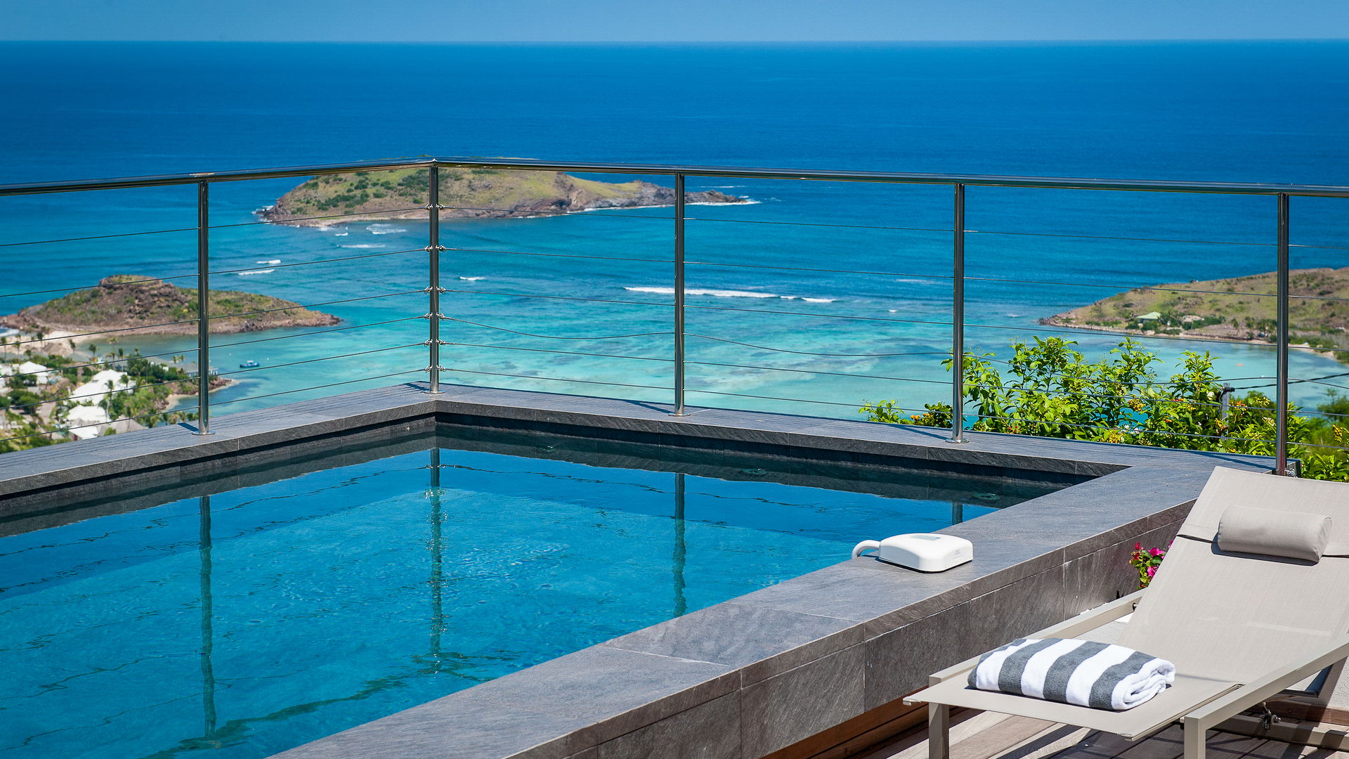 POOL & TERRACE