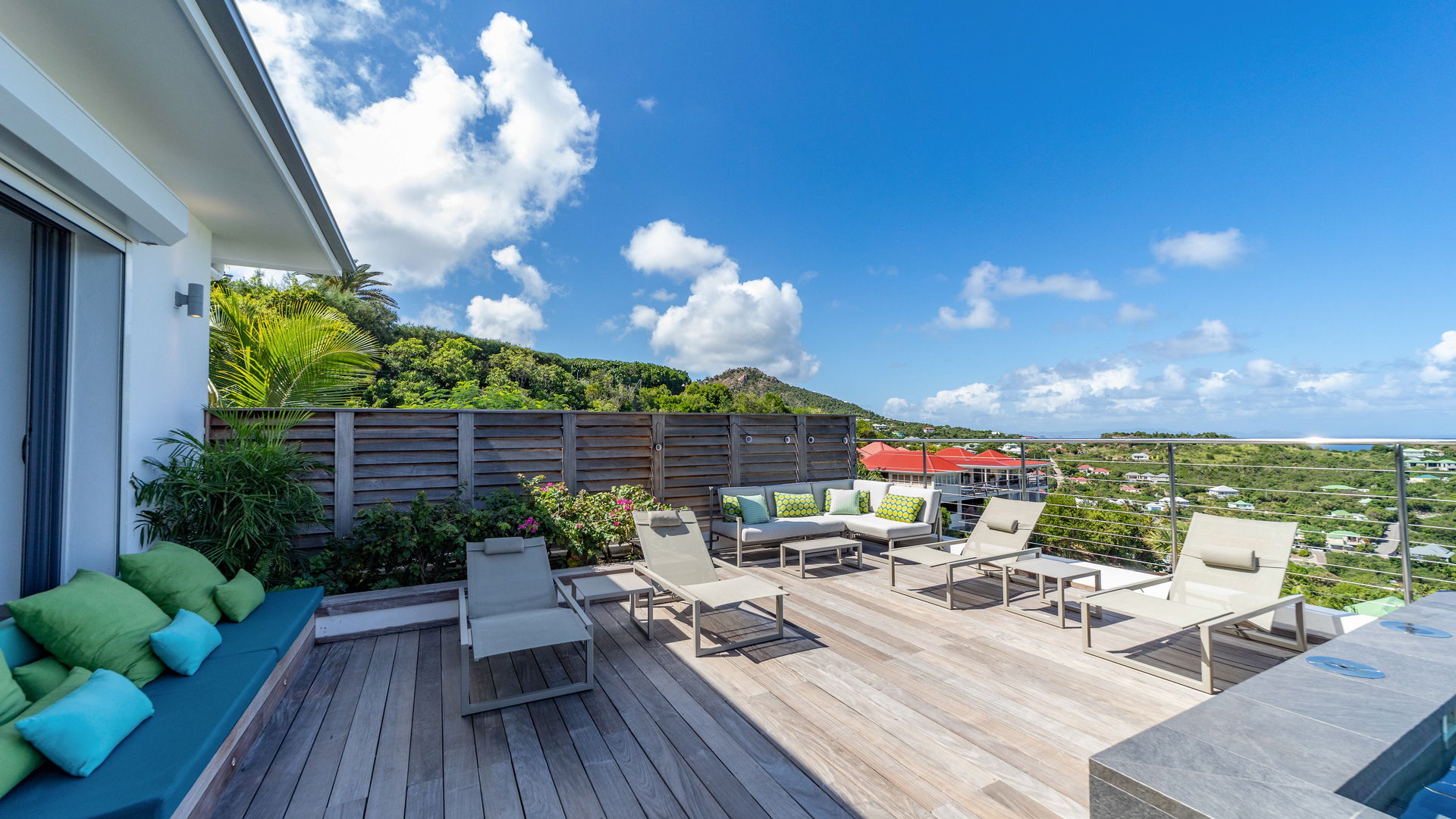 POOL & TERRACE