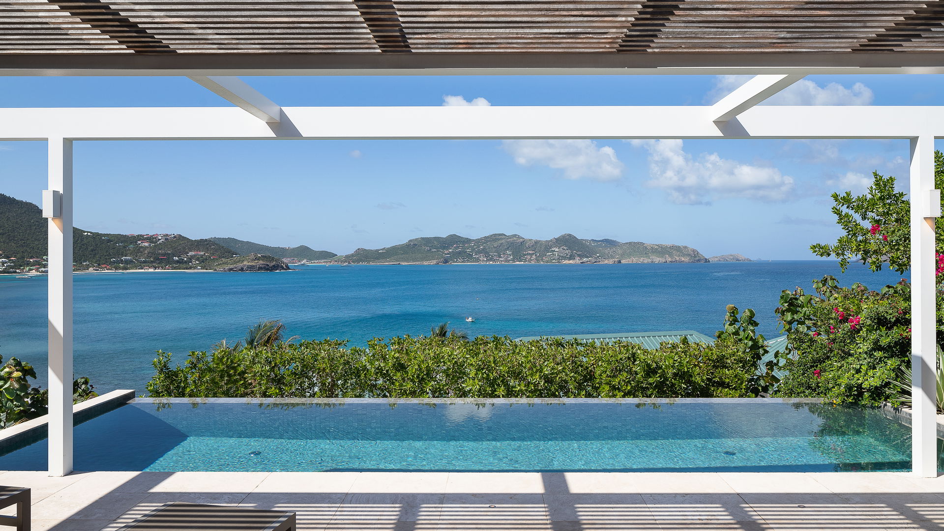 POOL & TERRACE
