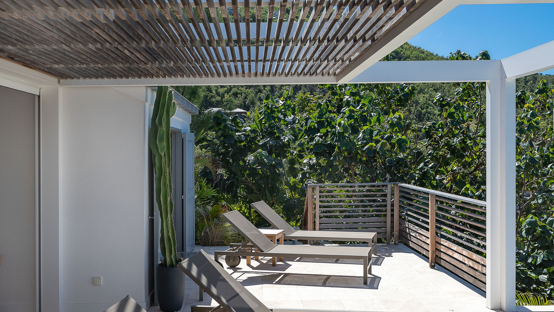 POOL & TERRACE